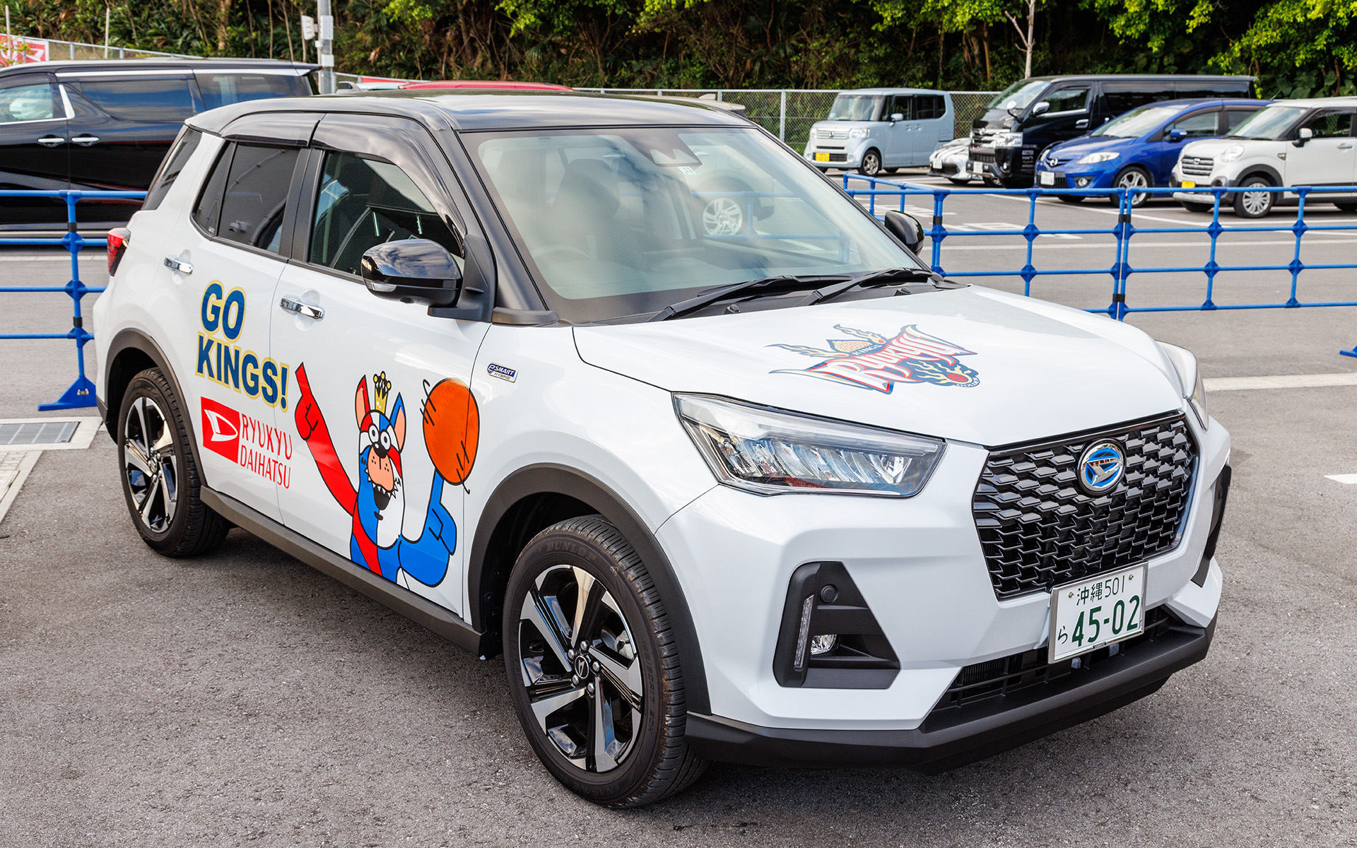 プロバスケットボールチーム「琉球ゴールデンキングス」のラッピングが施された「ロッキー」。こちらはチームで使われている車両のレプリカになる
