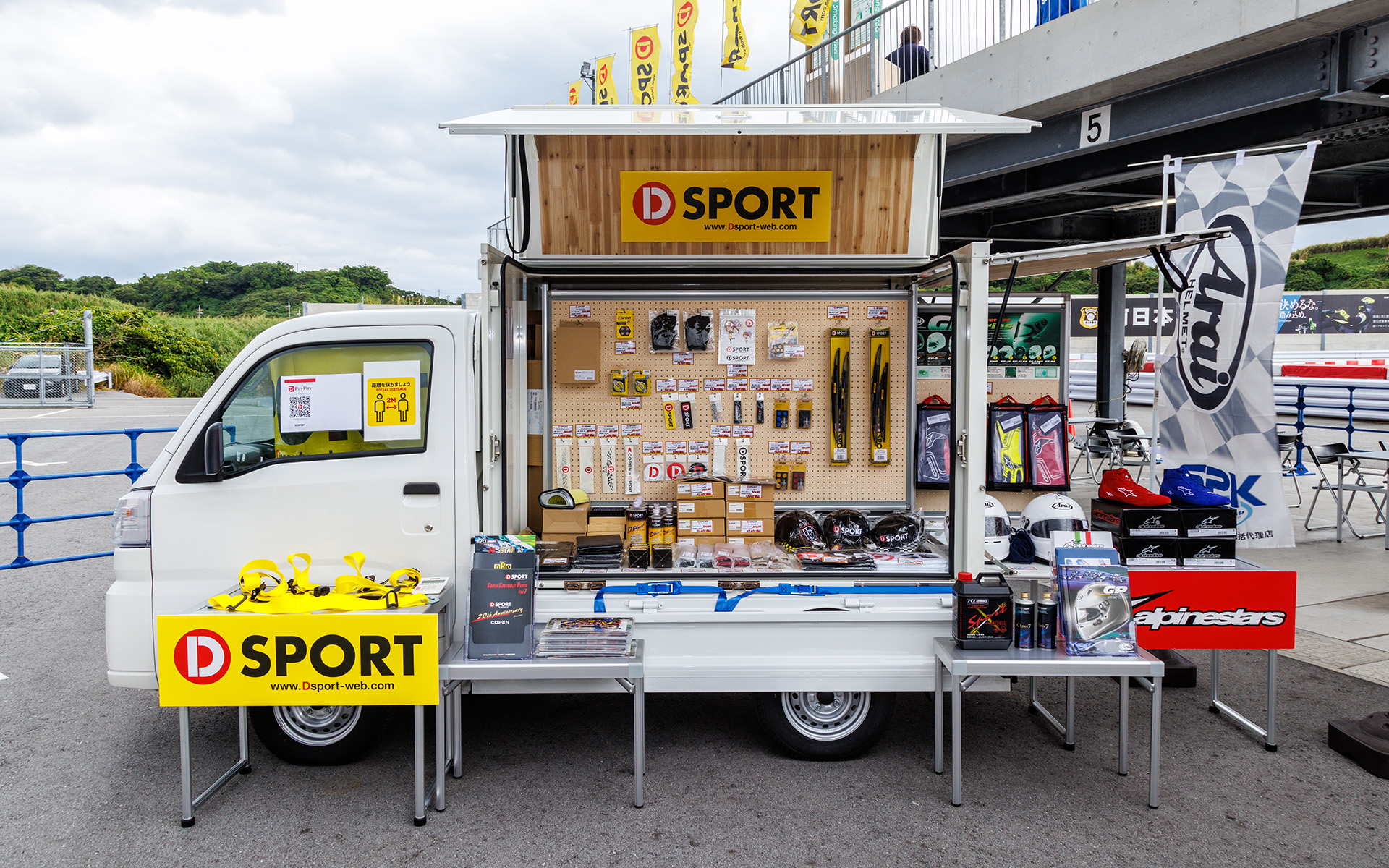 「ハイゼット トラック」の荷台に設置可能な「Nibako（荷箱）」を使ったグッズ販売や展示も