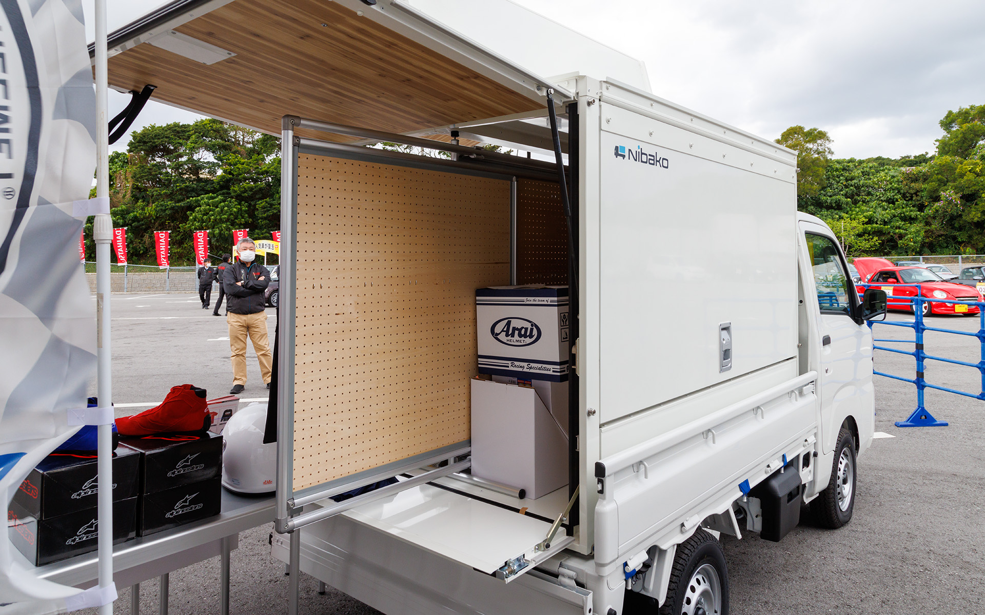 「ハイゼット トラック」の荷台に設置可能な「Nibako（荷箱）」を使ったグッズ販売や展示も