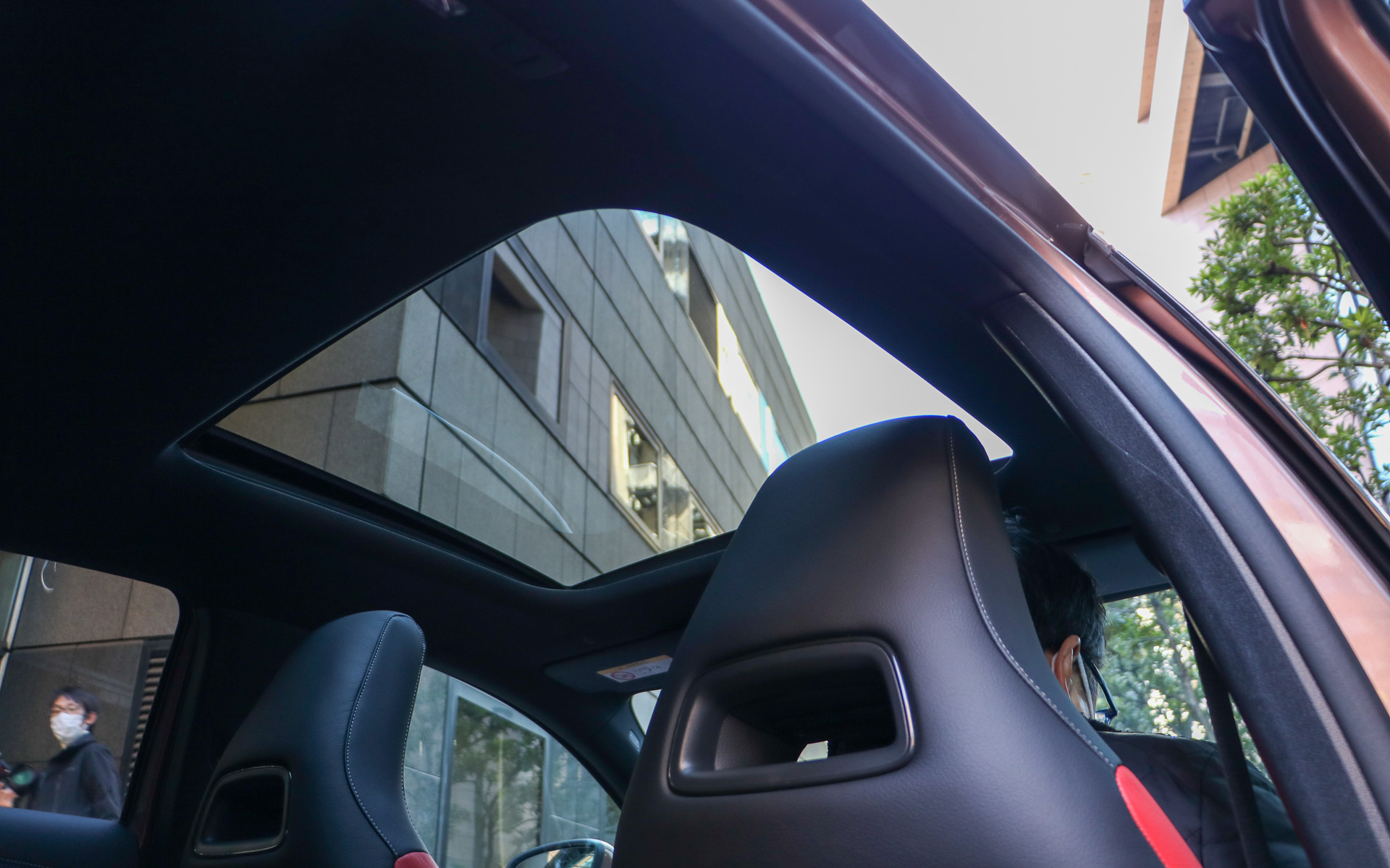 パノラミックスライディングルーフはオプション設定