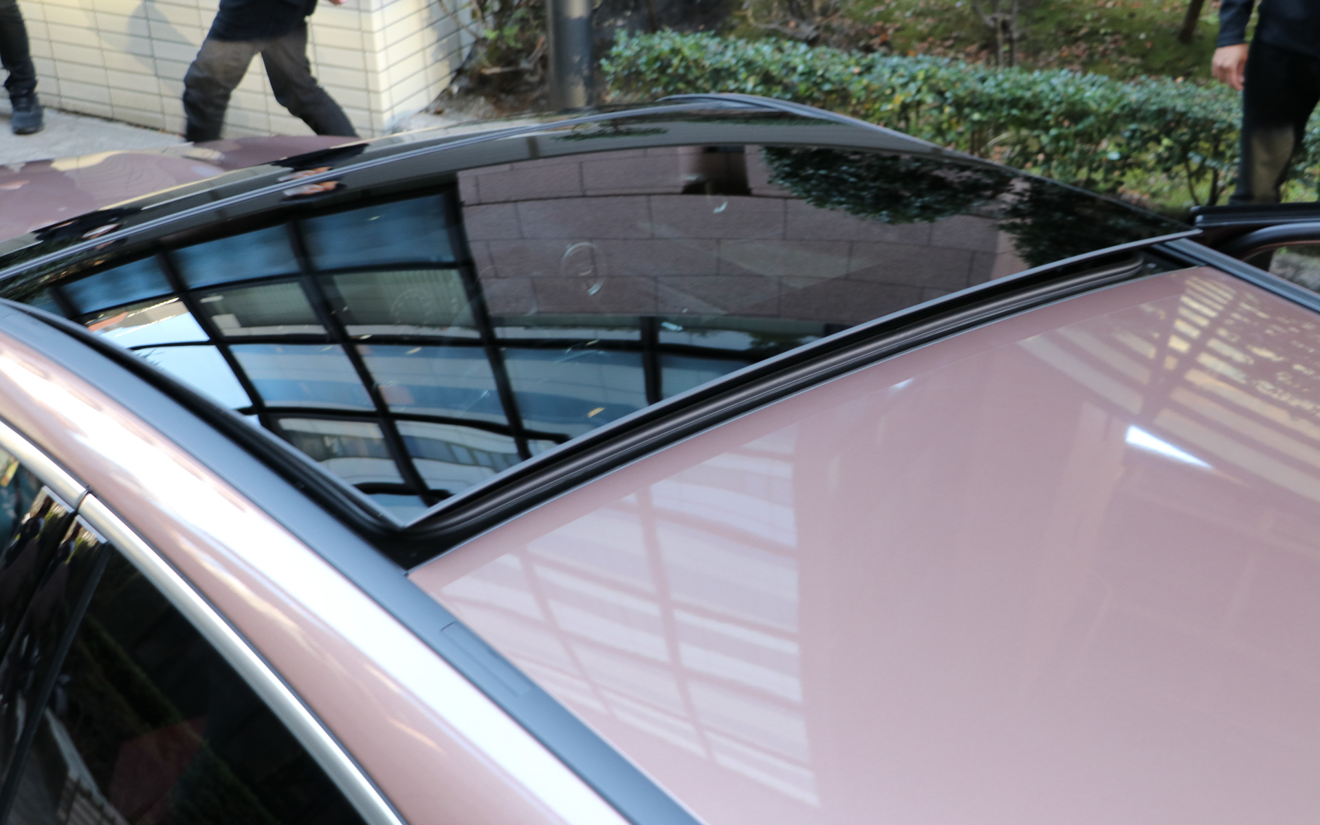 パノラミックスライディングルーフはオプション設定