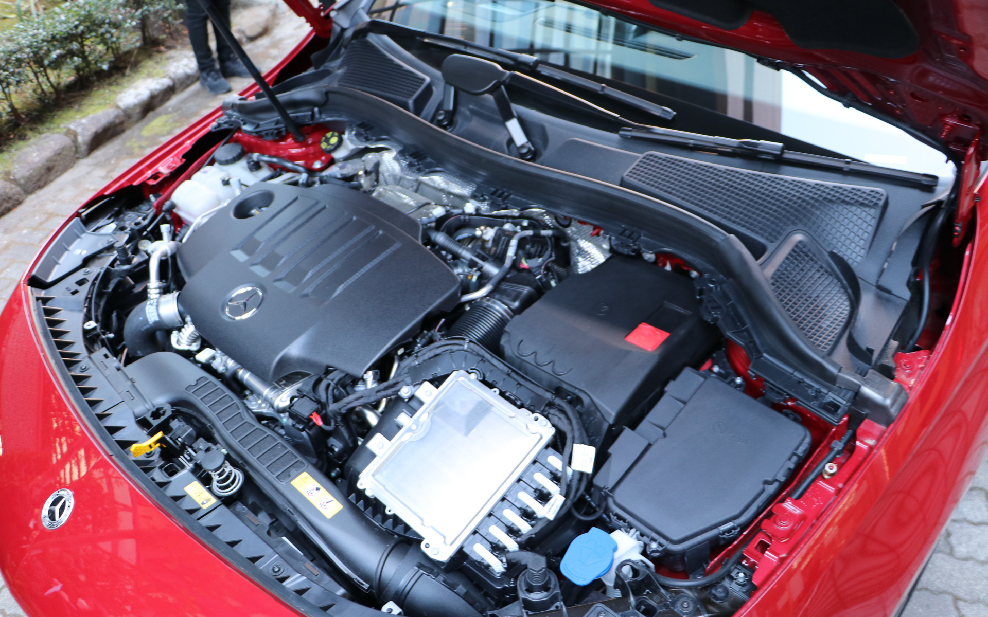 会場で披露されたのはどちらもディーゼルターボエンジン「OM654」搭載モデル