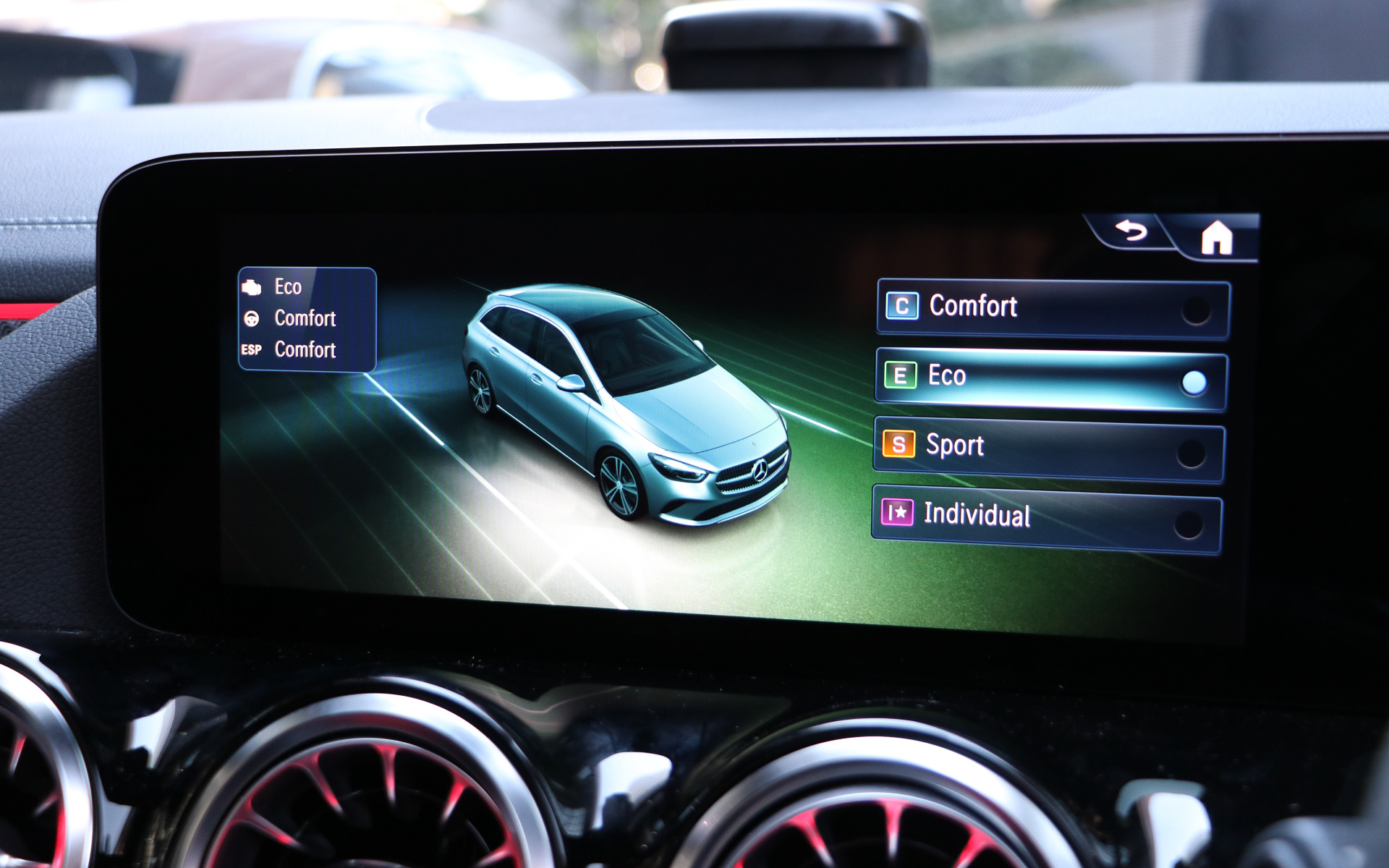 走行モードはコンフォート、エコ、スポーツ、さらに自分で調整できるインディビジュアルの4種類を設ける