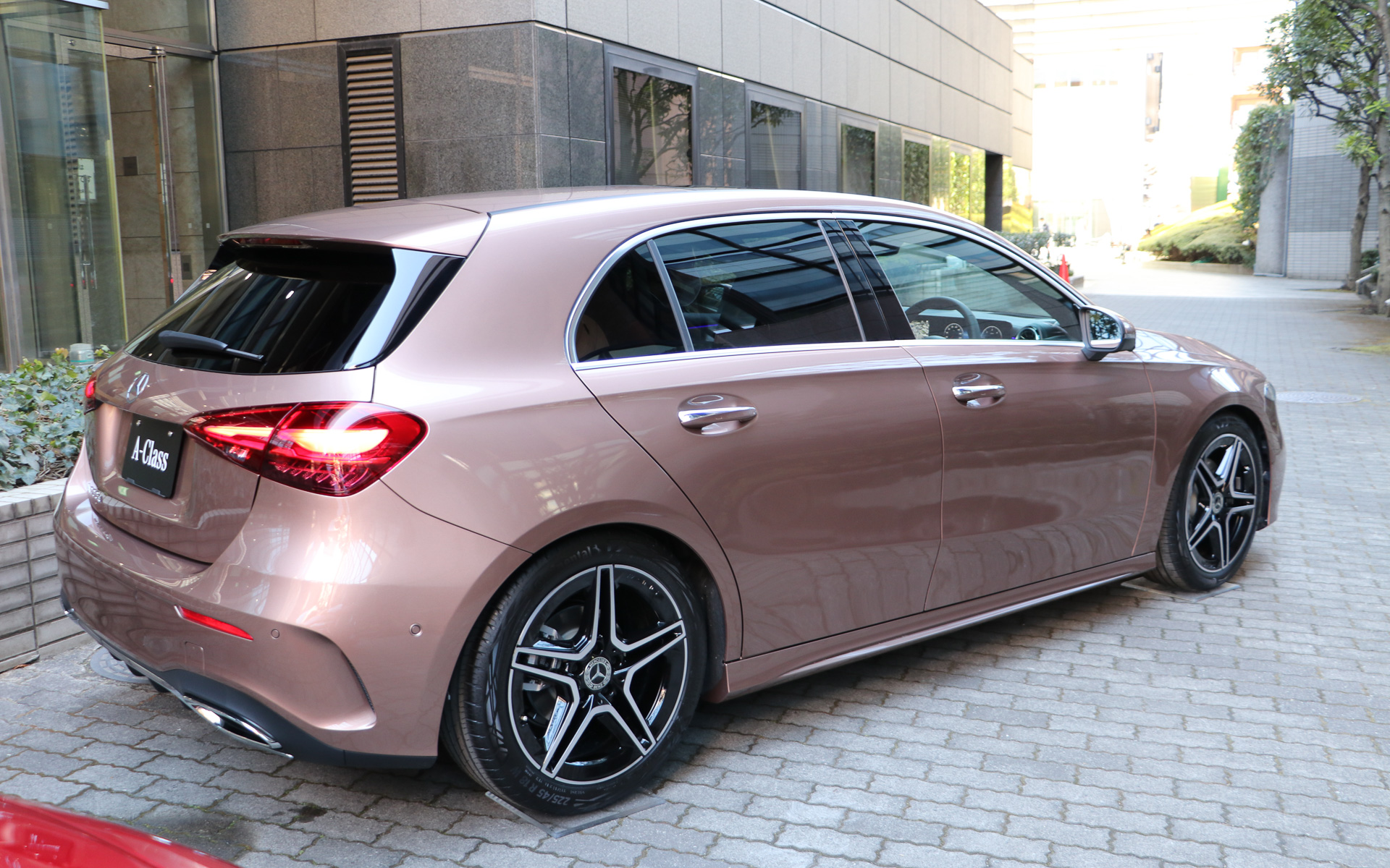 新型Aクラス（AMGラインパッケージ装着車）のボディサイズは4440×1800×1420mm（全長×全幅×全高）、ホイールベースは2730mm