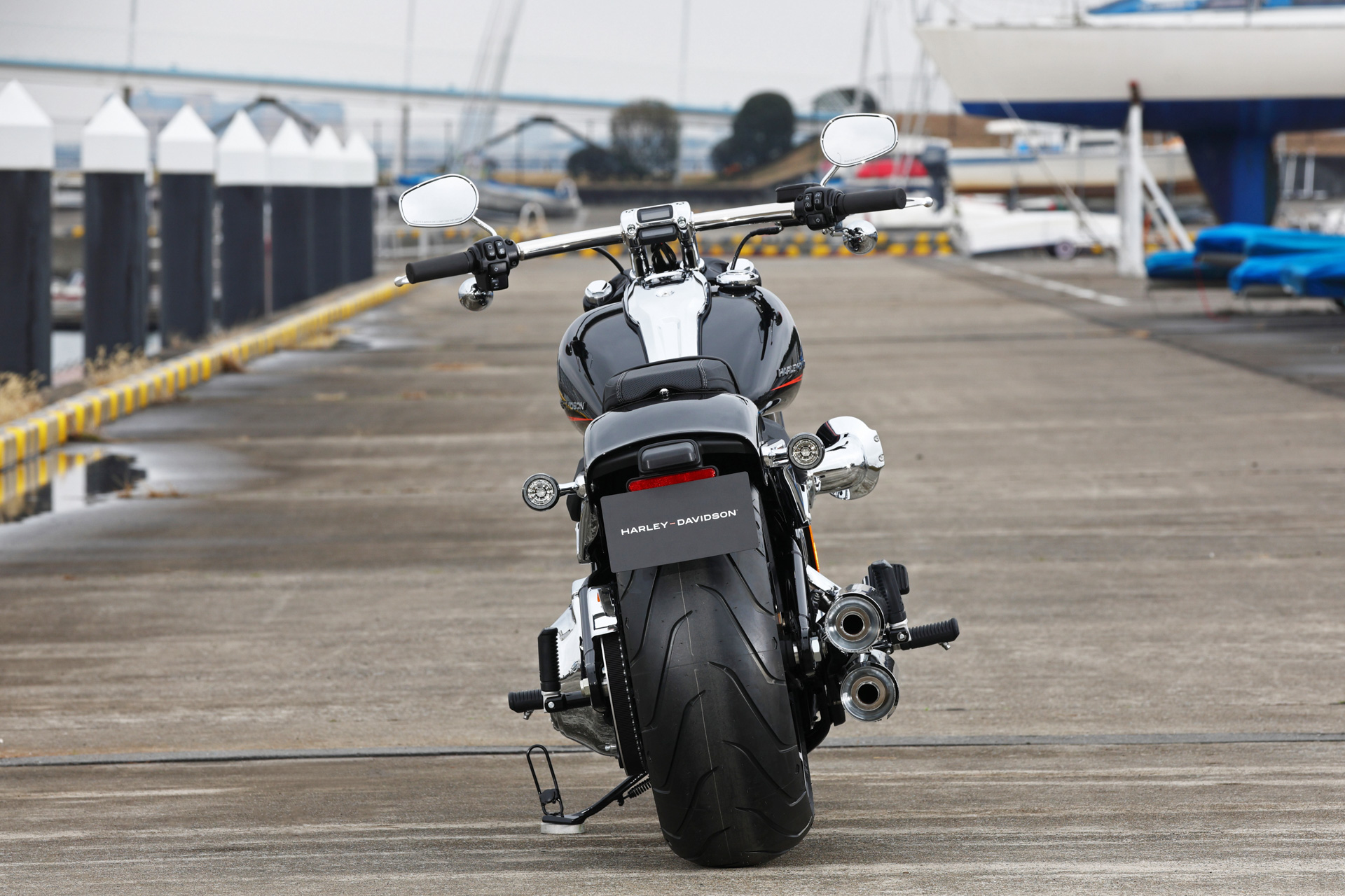 リアタイヤのサイズは240/40R18 79V BW