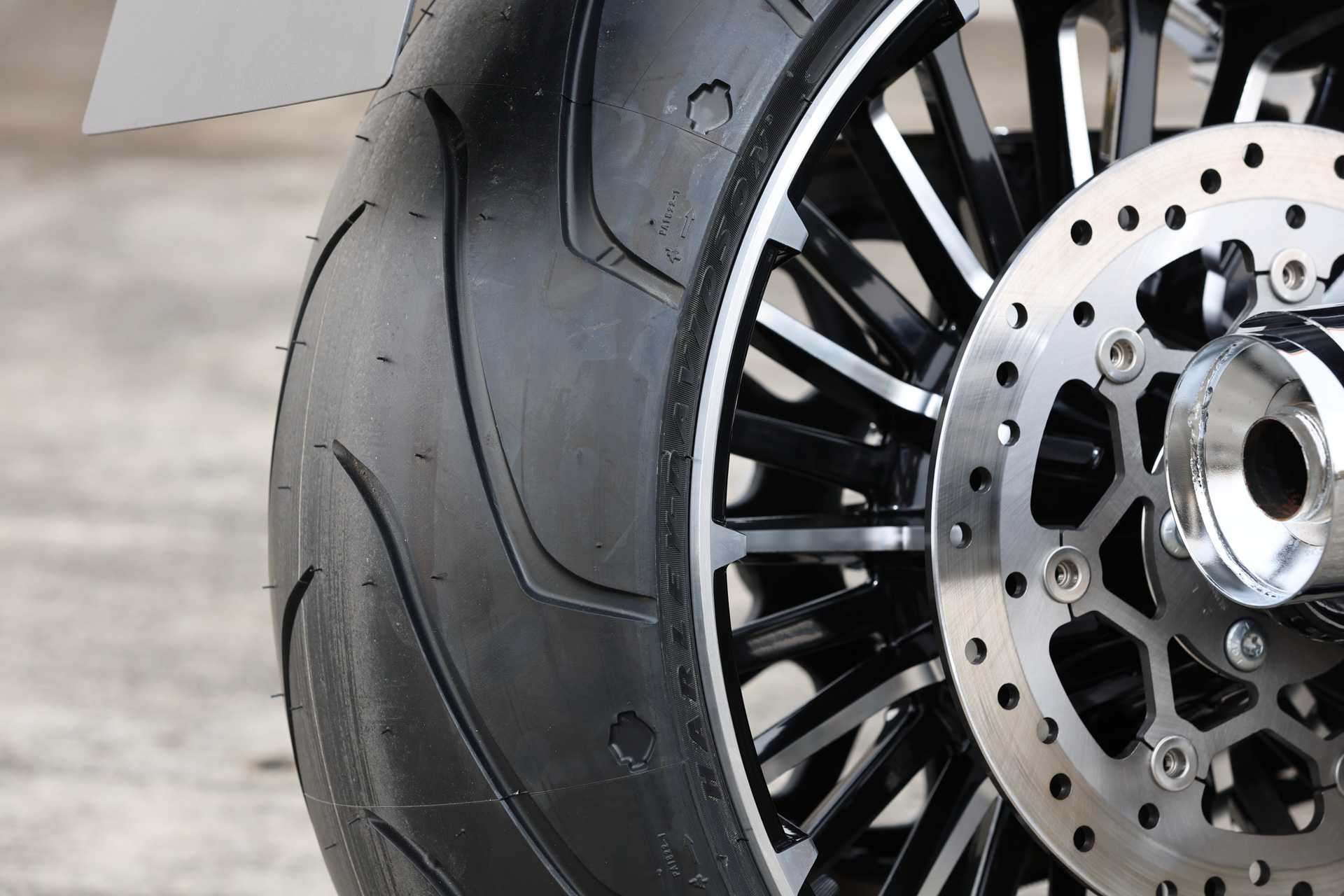 リアタイヤのサイズは240/40R18 79V BW