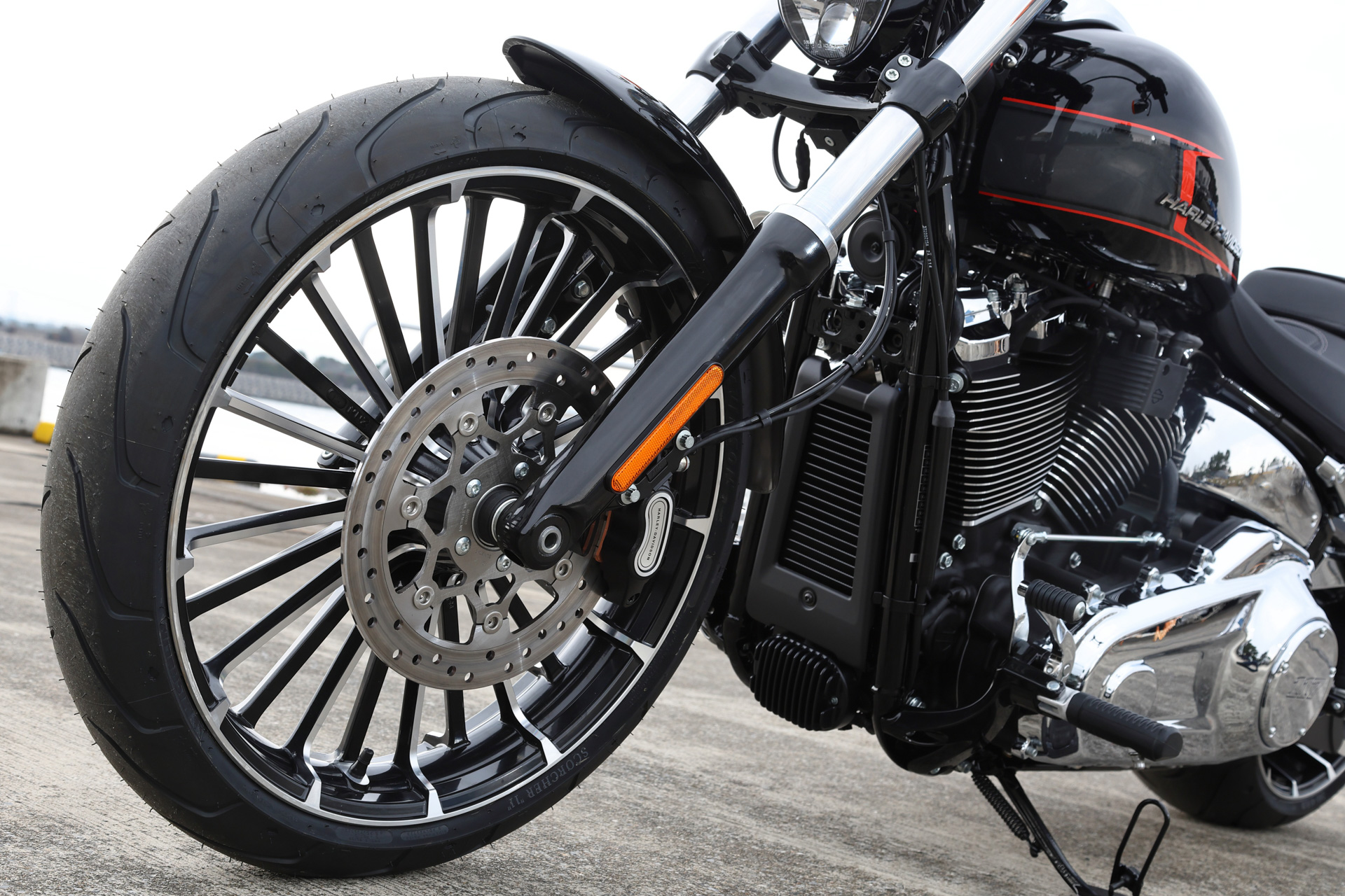 フロントタイヤのサイズは130/60B21 63H BW