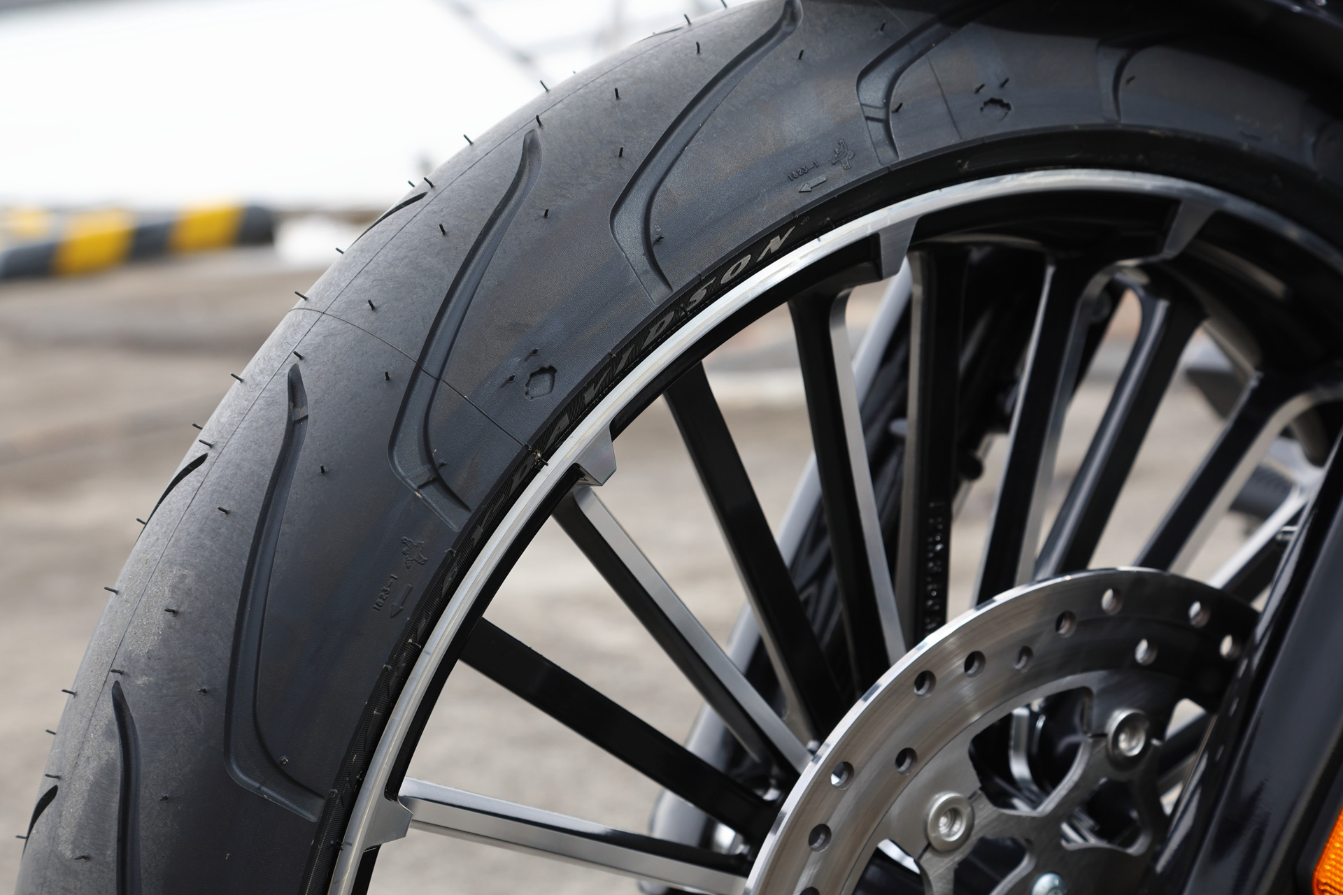 フロントタイヤのサイズは130/60B21 63H BW