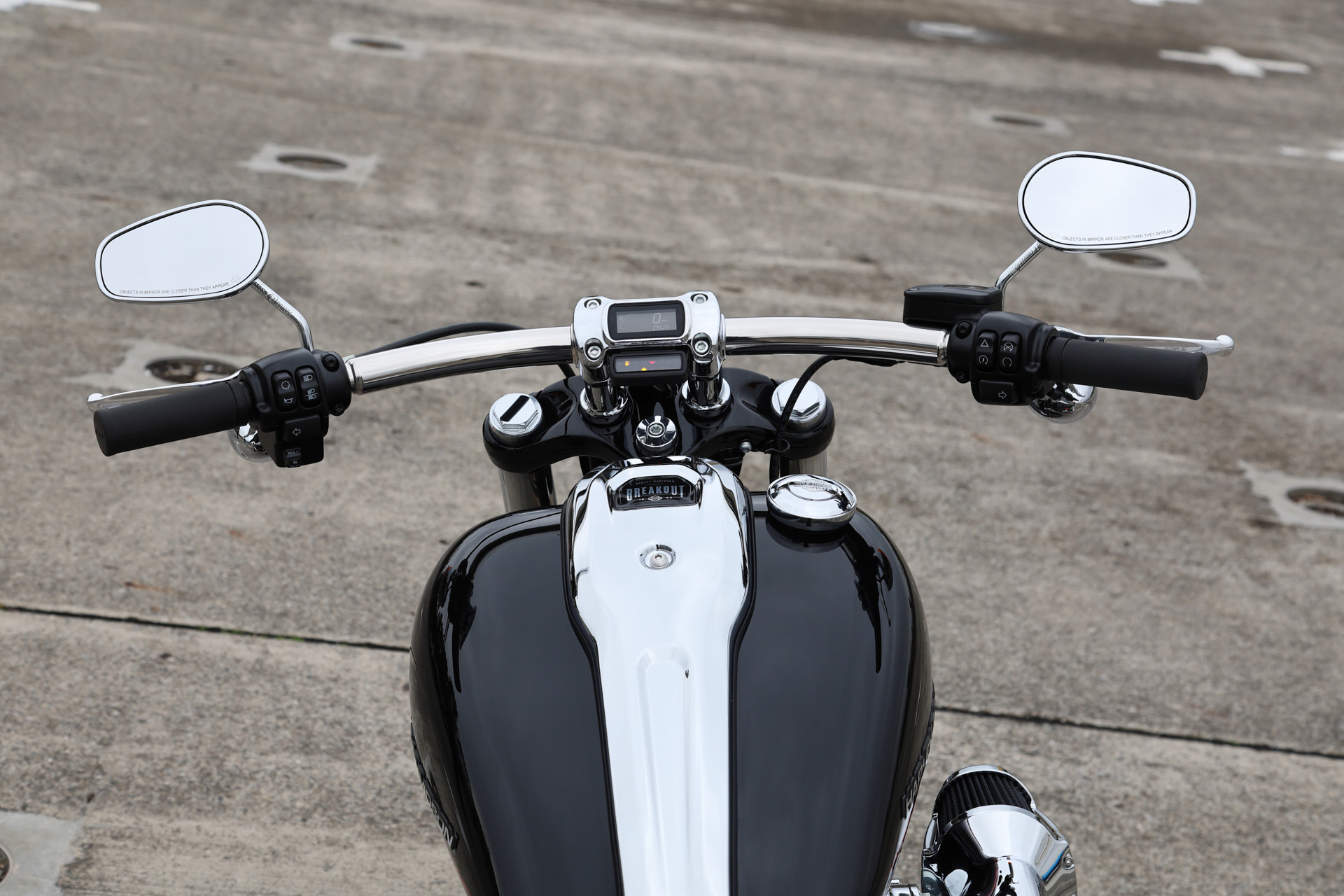 ウインカースイッチは左右独立して配置されている