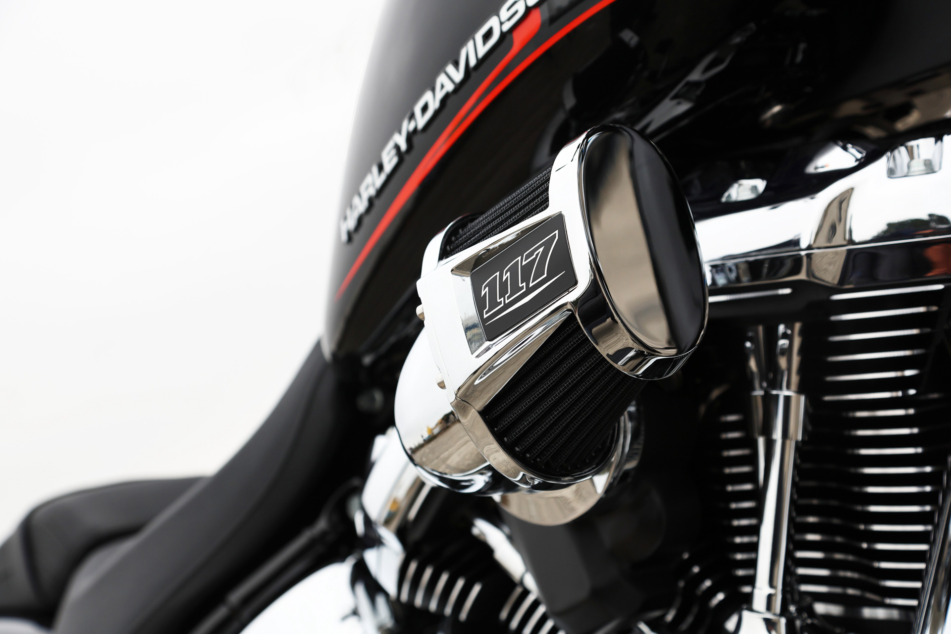 前面に露出したフィルターエレメントでより多くの空気をエンジンに送り込むハイパフォーマンスの改良型ヘビーブリーザーインテーク