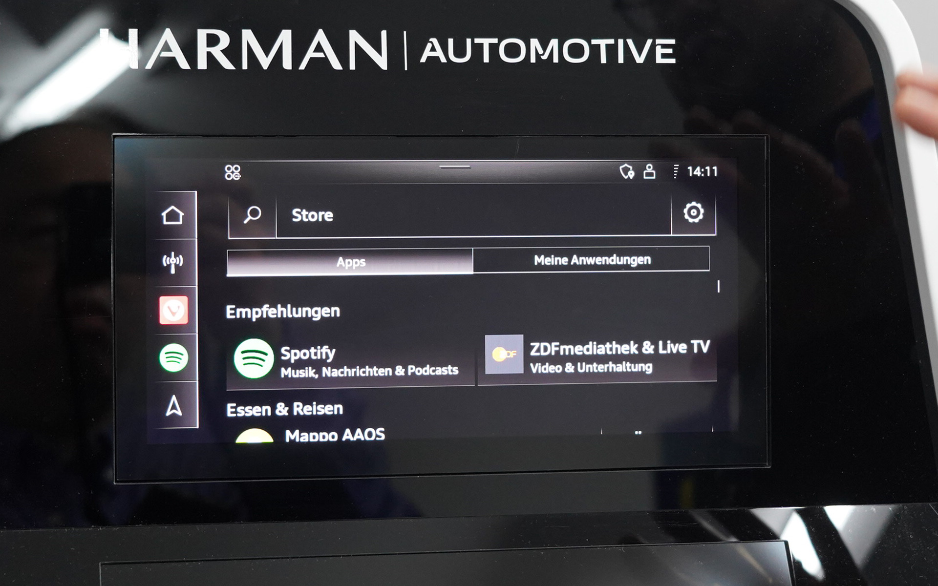 CARIADのフォルクスワーゲン・グループ用アプリストアのデモンストレーション。ストアからSpotifyなどのサードパーティーのアプリをインストールできる