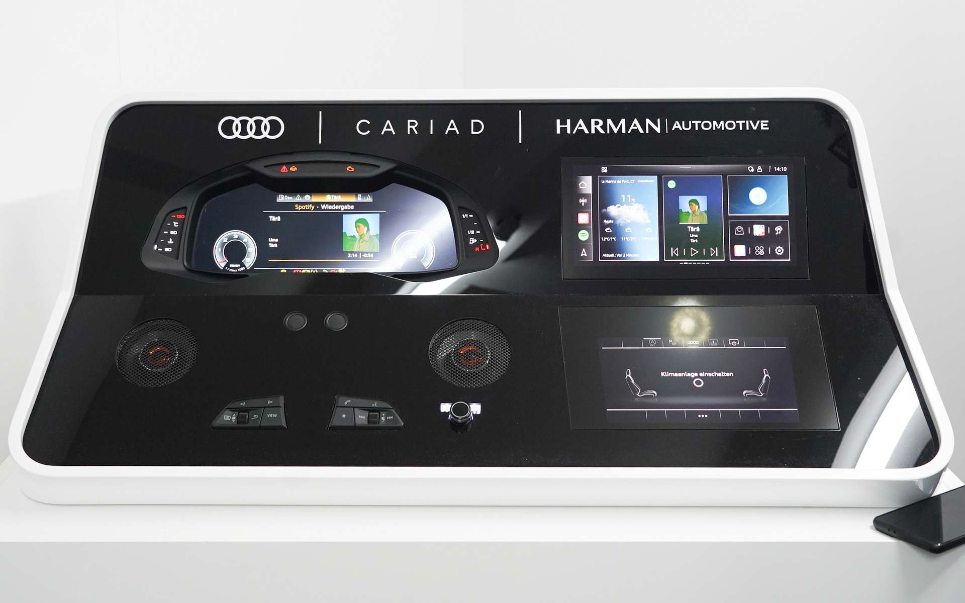 CARIADがデモンストレーションを行なったデジタルコックピット。センターコンソールにある車載情報システムにアプリが追加できる。メータークラスターなどは独立しているため、仮にアプリで何かが発生しても車載情報システムの中だけにとどまるので車両の運行などに影響は与えない