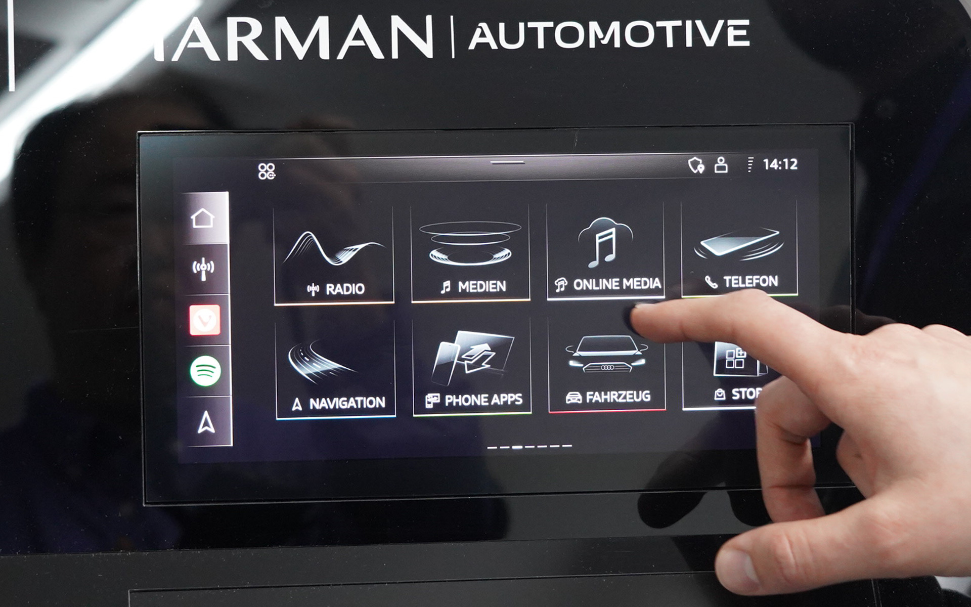 自動車の標準機能もファーストパーティー・アプリとしてストアで配布して、日々アップグレードすることもできる