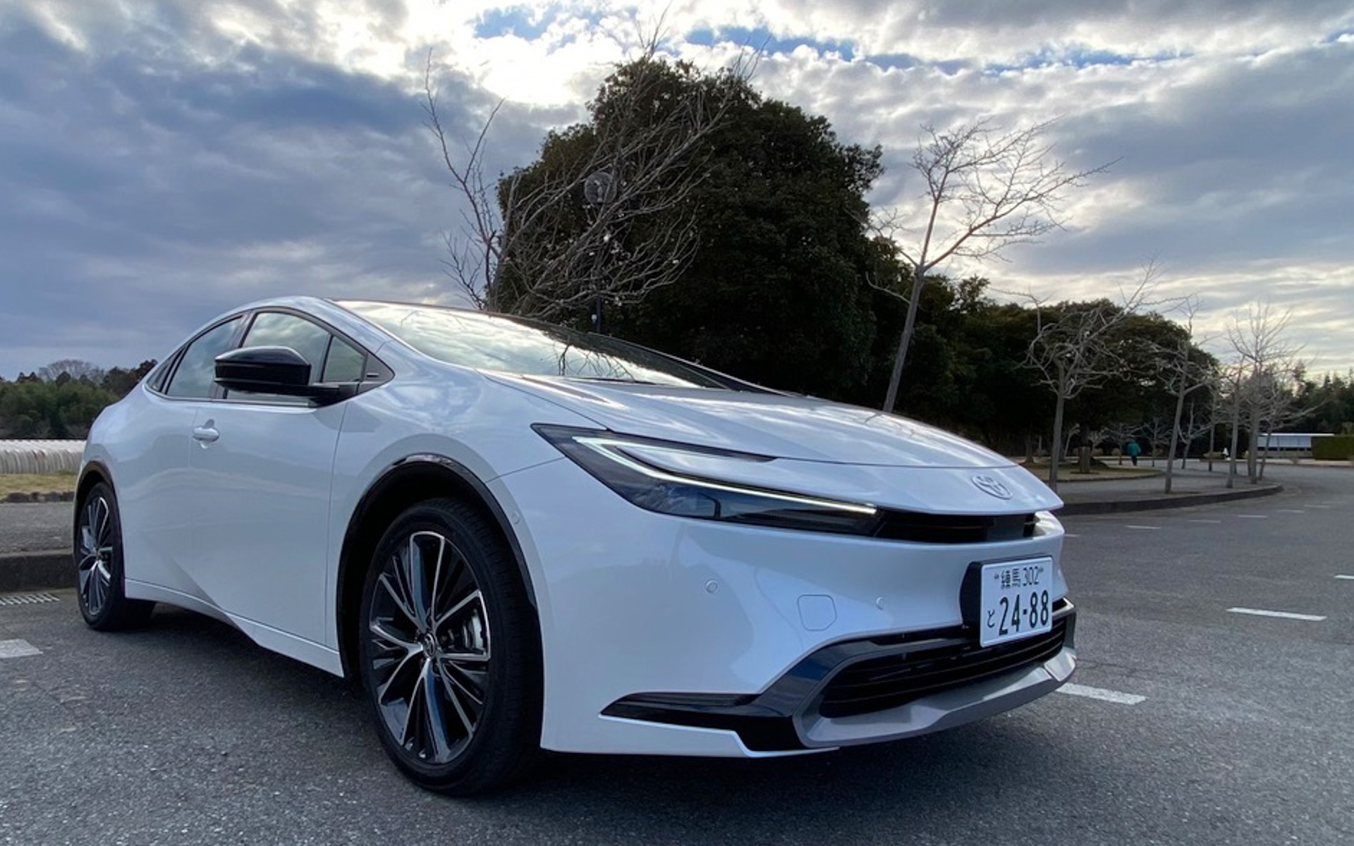 未来的な薄型ヘッドライトに、クーペのような流麗なスタイリングとなって誕生した、新型プリウス。写真で見るよりも実車の方がより迫力があって、試乗中もたくさんの人が振り返ったり注目してくれました