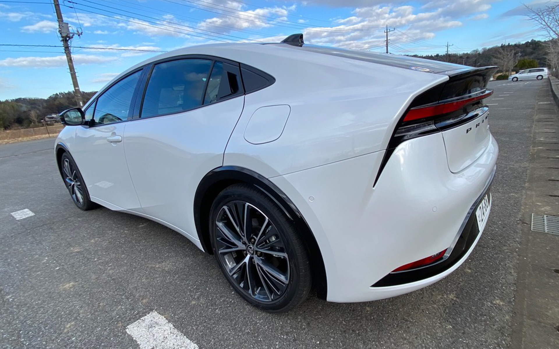 新型プリウスのバックドアは、2ドアクーペにも見えるようなスタイリングに馴染むよう、ドアパネルよりも上に配置されています。トヨタとしては初めてスイッチ式のドアノブを採用して、使い勝手を向上したということでした