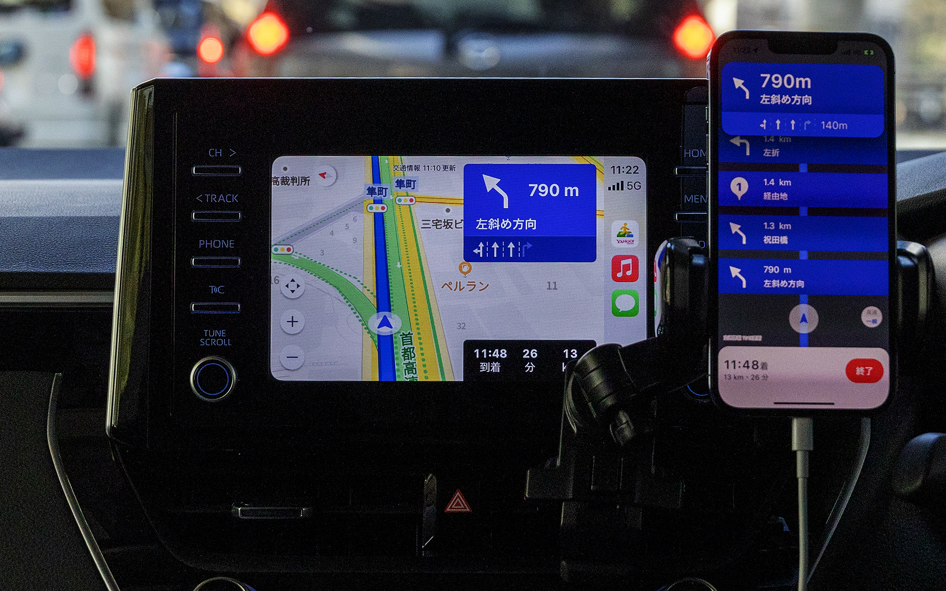 2つの画面は隣り合わせで使うことを想定しているので、画像のようにスマートフォンホルダーを利用したい