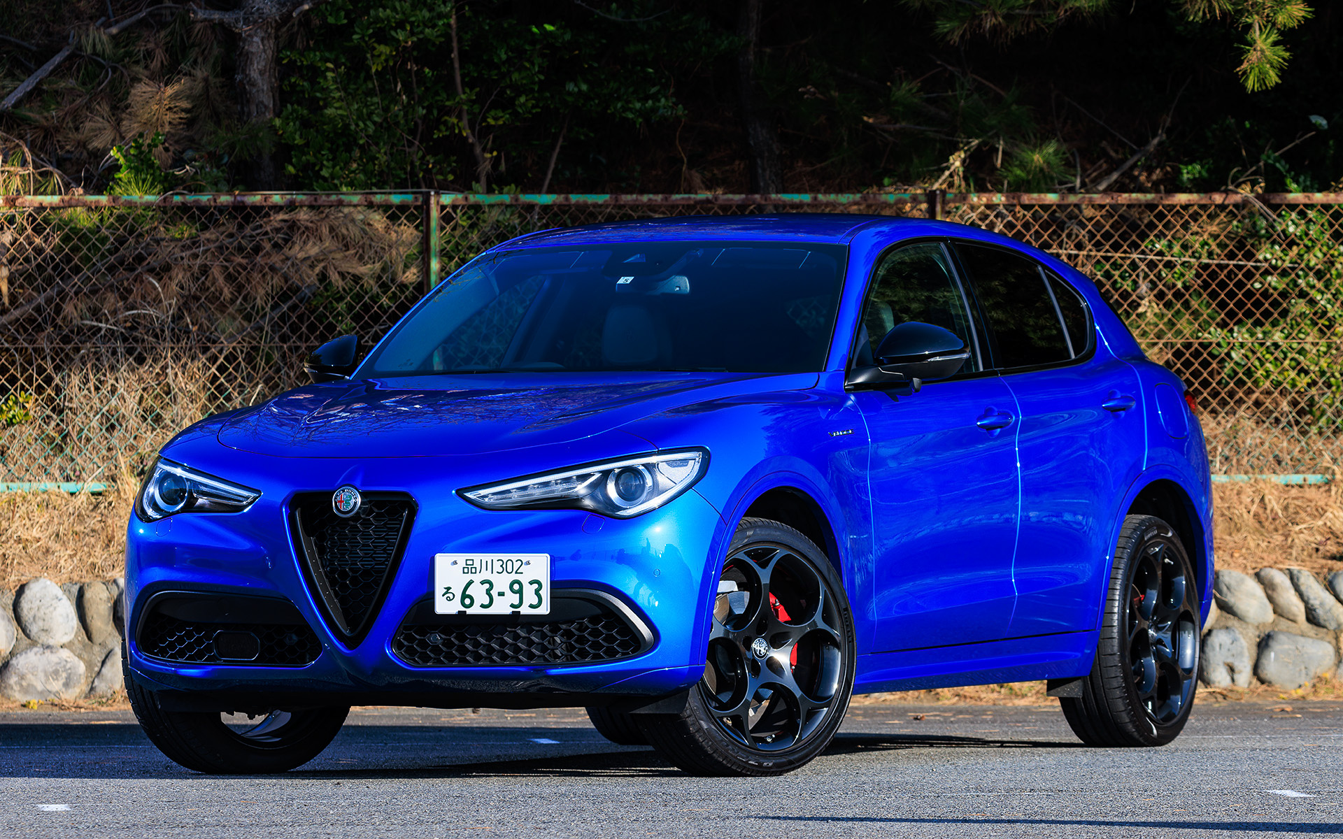 今回試乗したSUV「ステルヴィオ」の「2.0 TURBO Q4 VELOCE（ヴェローチェ）」（795万円）は2021年7月に新グレードとして追加されたモデル。ボディサイズは4690×1905×1680mm（全長×全幅×全高）、ホイールベースは2820mm