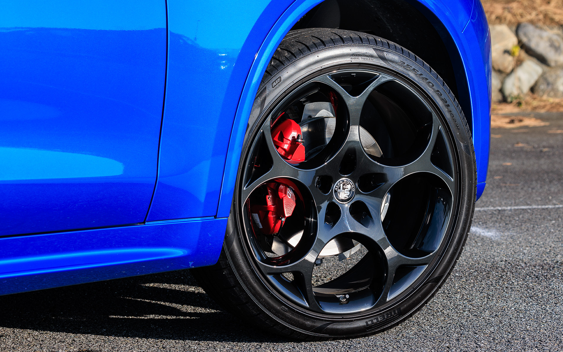 ヴェローチェのエクステリアではボディ同色のホイールアーチ、サイドスカート、リアバンパーが備わるほか、専用スキッドプレートやダークエキゾーストパイプフィニッシャーによりスポーティかつ上質な雰囲気を高めた。足下はピレリ「P ZERO」でサイズは前後とも255/40R21