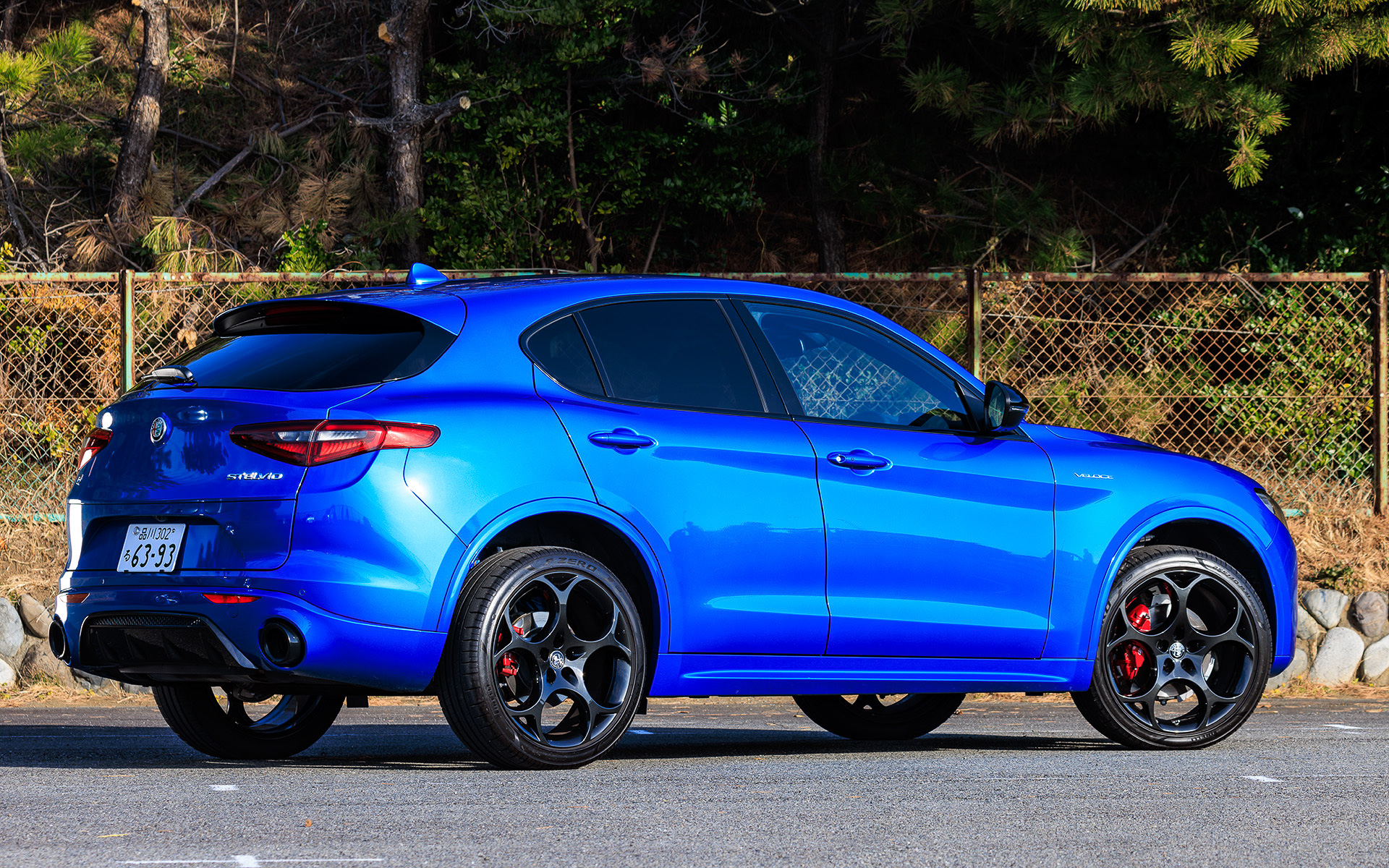 今回試乗したSUV「ステルヴィオ」の「2.0 TURBO Q4 VELOCE（ヴェローチェ）」（795万円）は2021年7月に新グレードとして追加されたモデル。ボディサイズは4690×1905×1680mm（全長×全幅×全高）、ホイールベースは2820mm