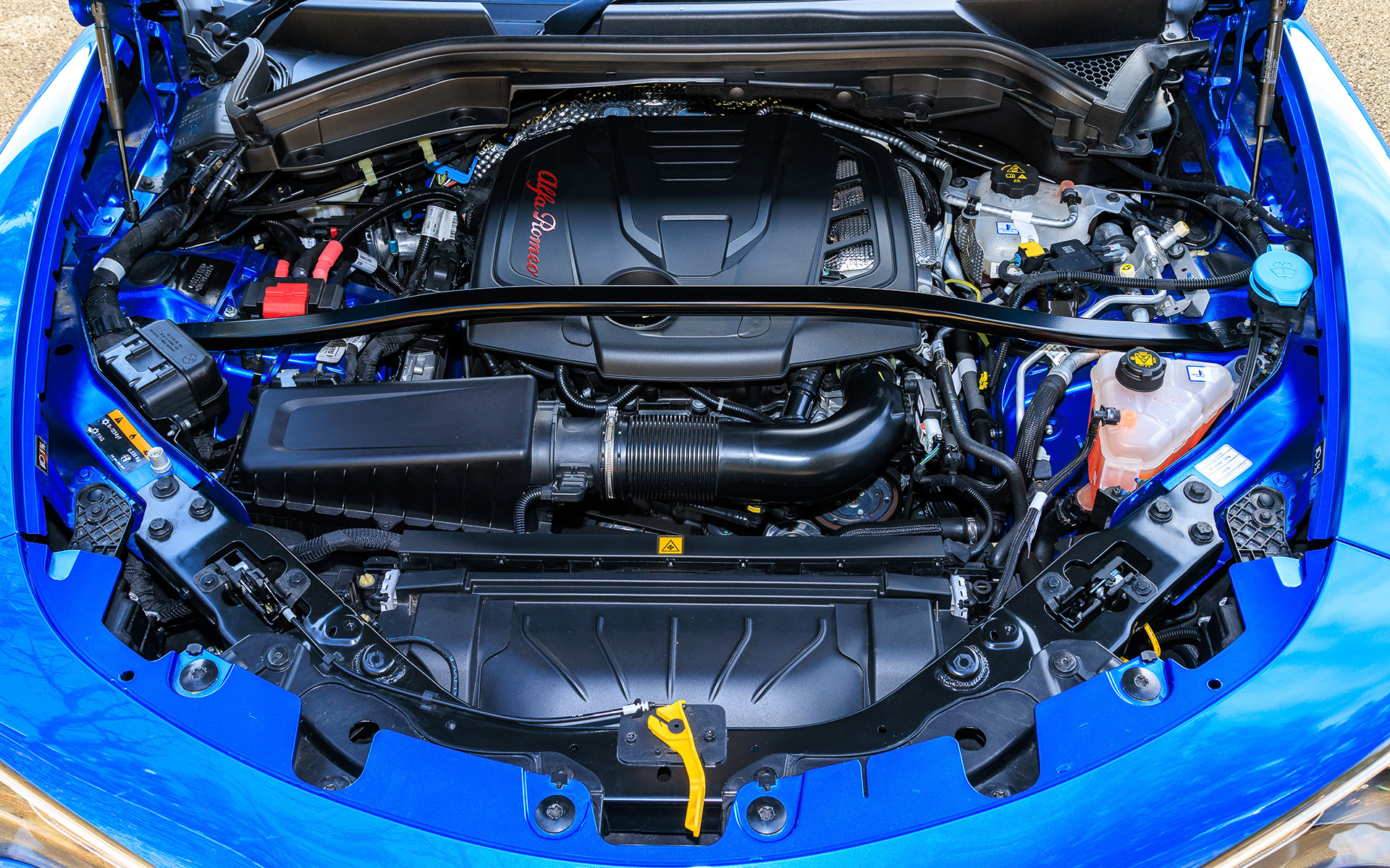 直列4気筒2.0リッターツインスクロールターボエンジンは最高出力206kW（280PS）/5250rpm、最大トルク400Nm（40.8kgfm）/2250rpmを発生。WLTCモード燃費は10.9km/L