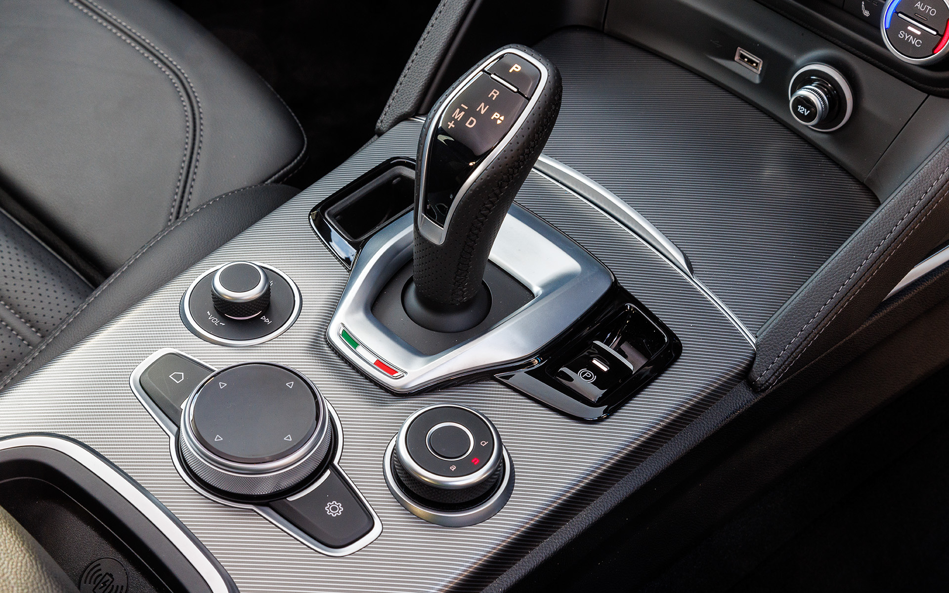 インテリアではアルミニウムのインテリアパネルをはじめ、レザーダッシュボード、ブラックまたはレッドのスポーツレザーシートなどによりエレガントな仕立てとなっている