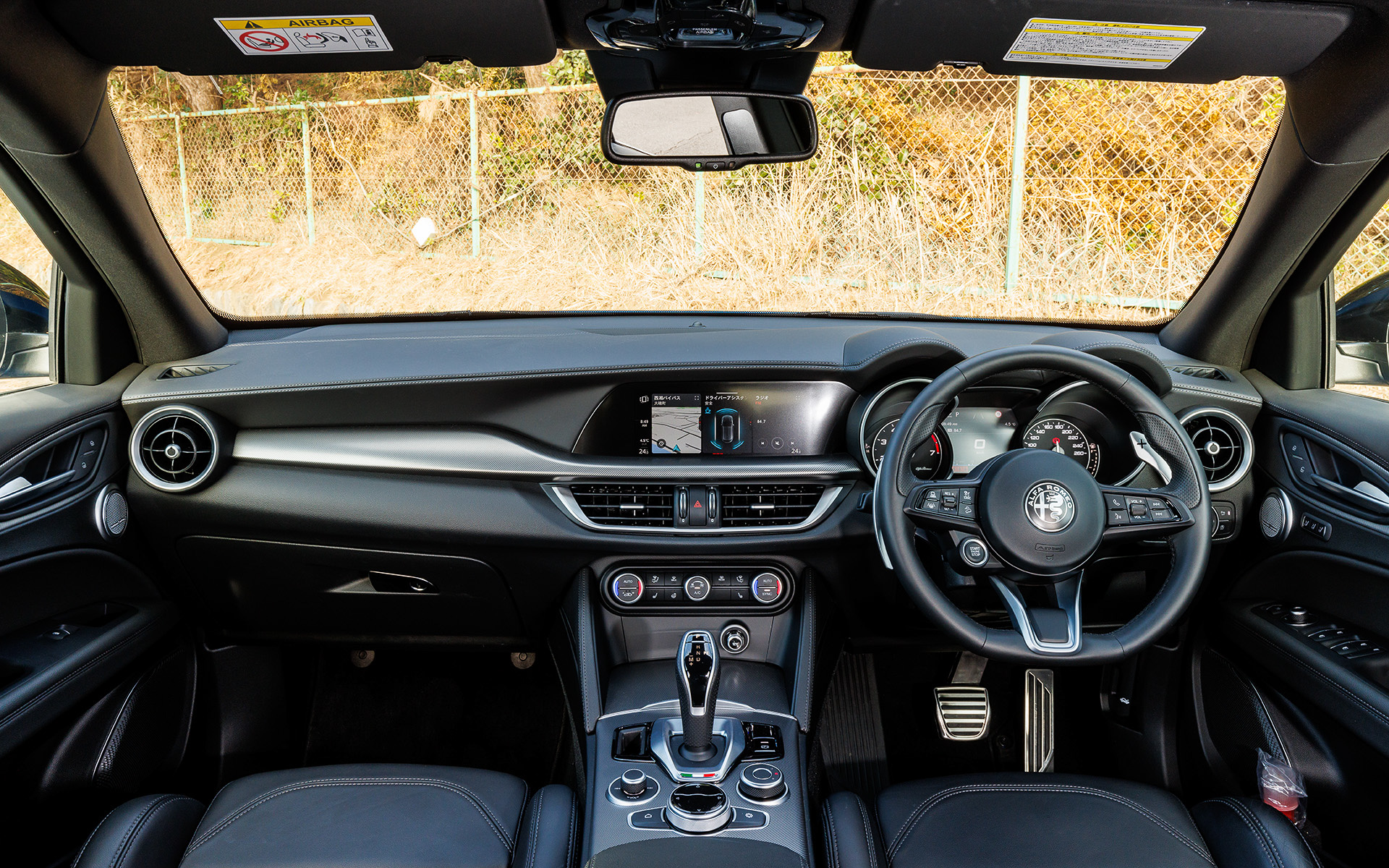 インテリアではアルミニウムのインテリアパネルをはじめ、レザーダッシュボード、ブラックまたはレッドのスポーツレザーシートなどによりエレガントな仕立てとなっている