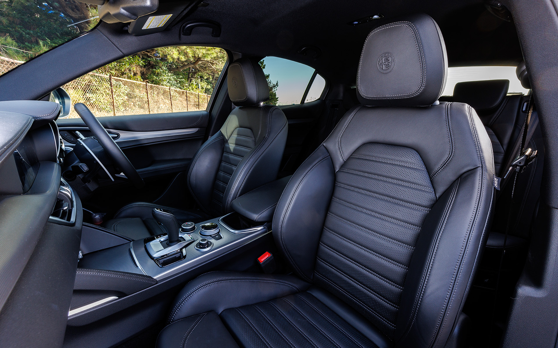 インテリアではアルミニウムのインテリアパネルをはじめ、レザーダッシュボード、ブラックまたはレッドのスポーツレザーシートなどによりエレガントな仕立てとなっている