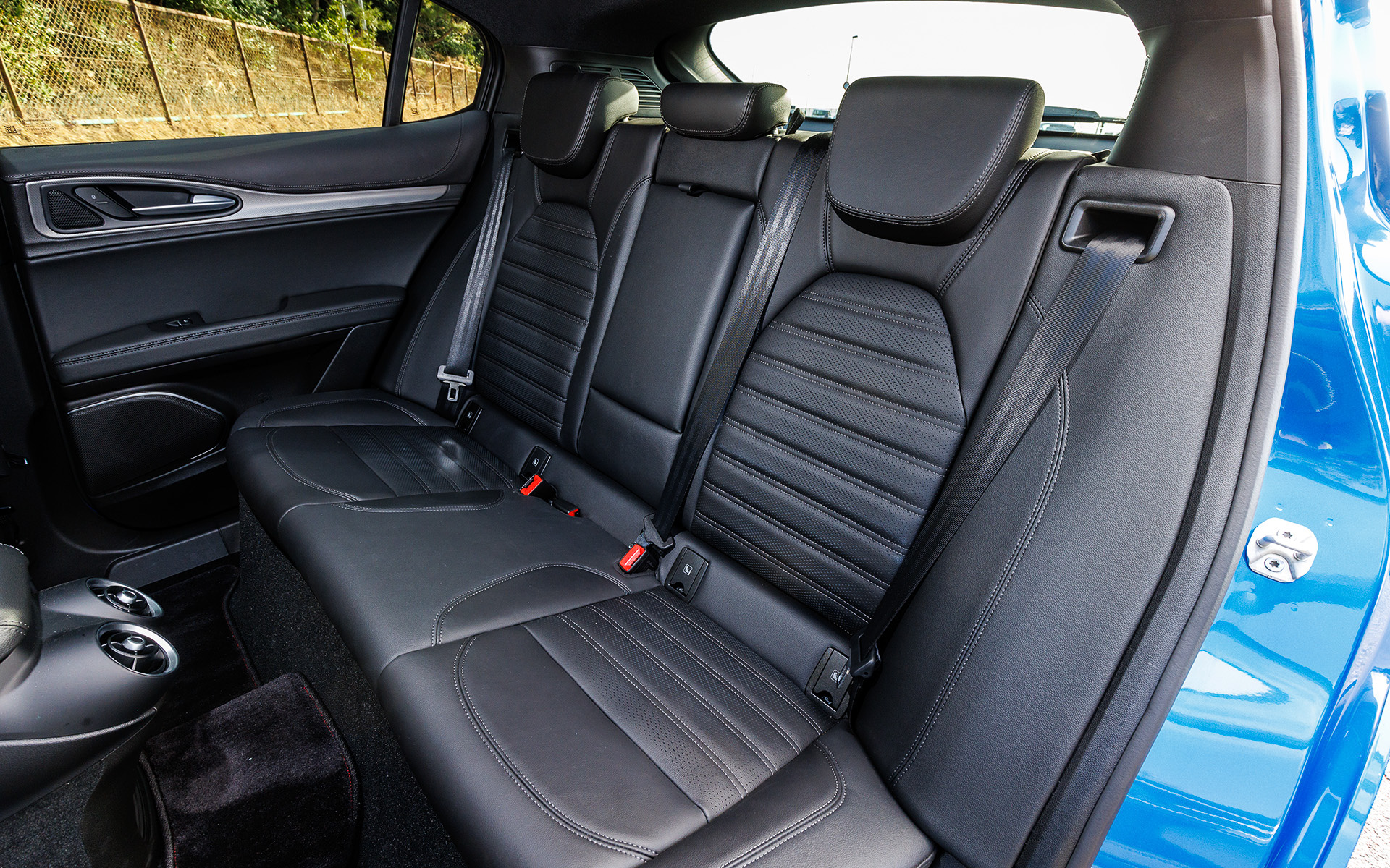 インテリアではアルミニウムのインテリアパネルをはじめ、レザーダッシュボード、ブラックまたはレッドのスポーツレザーシートなどによりエレガントな仕立てとなっている