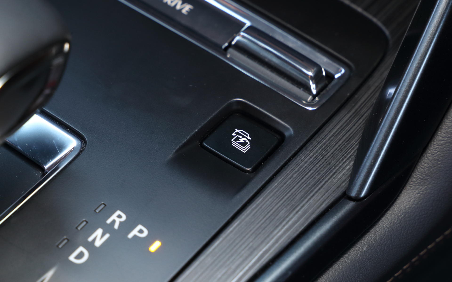 PHEVはエンジンを発電機として使用し､強制的に駆動用バッテリに充電しながら走行する「CHARGEモード」ボタンが備わる