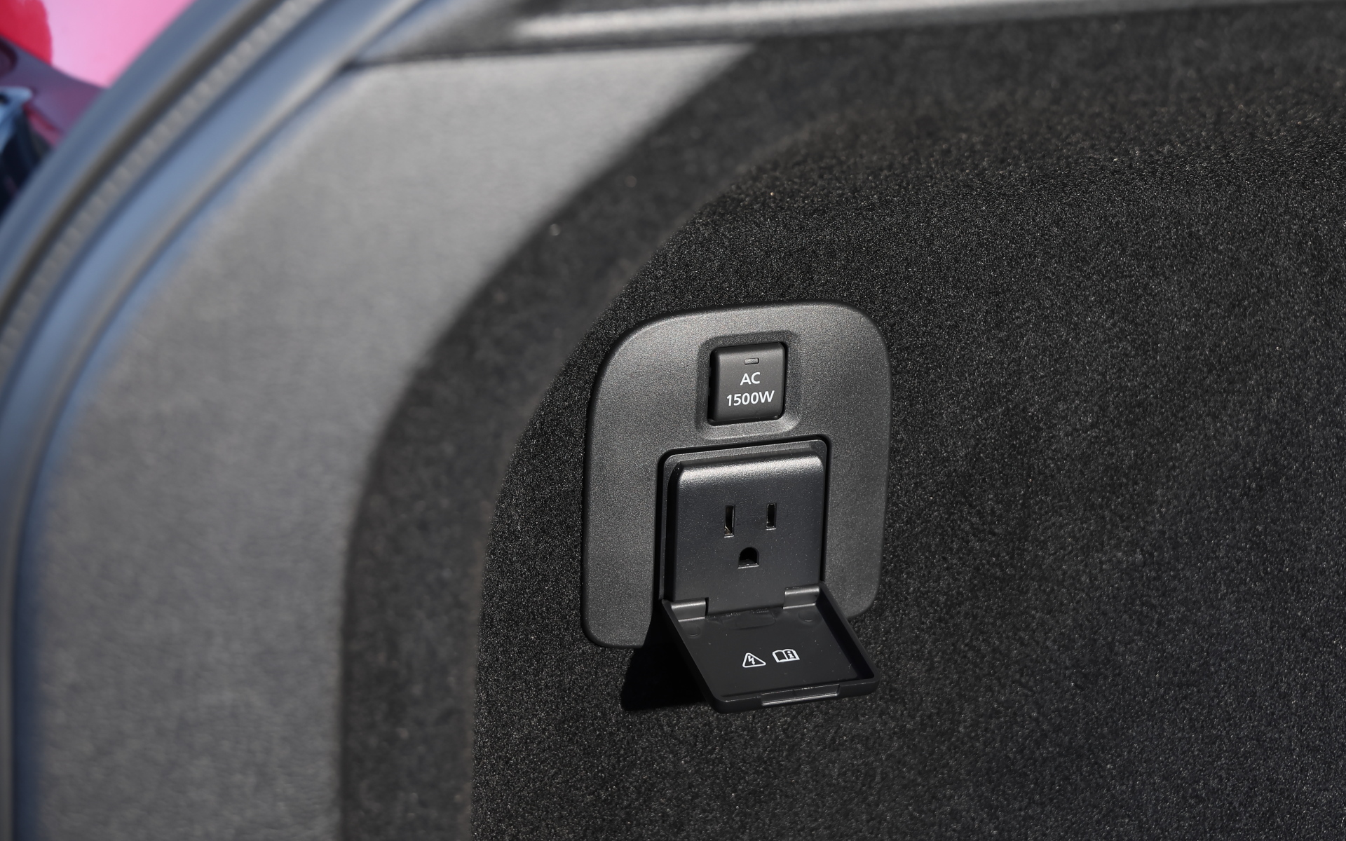 ラゲッジスペースに1500W電源も完備