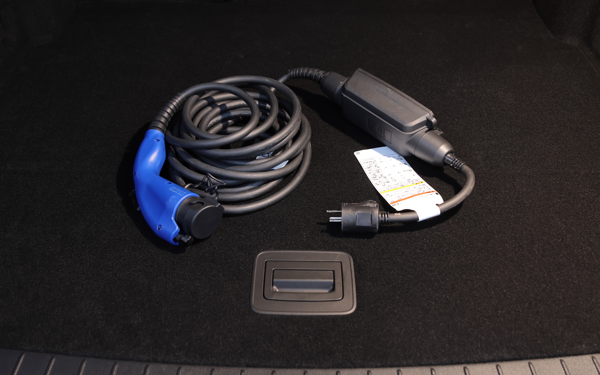 充電コードも専用ケースに入って搭載されている