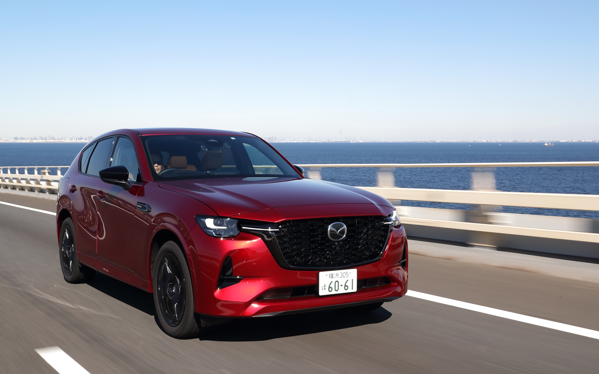 PHEVは直列6気筒モデルよりも重心が低く感じられ、どっしりとした安定感があった