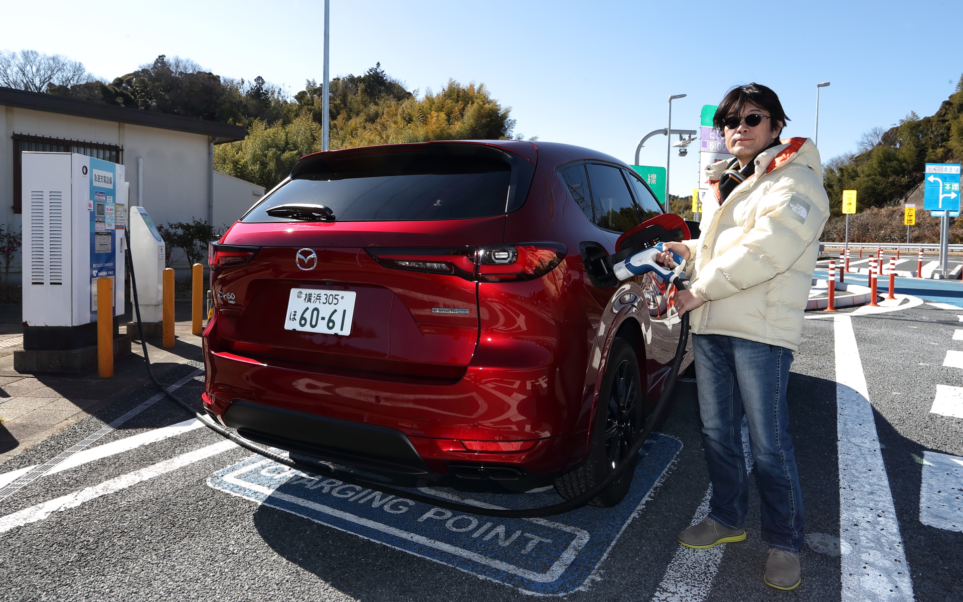 急速充電（チャデモ）を搭載する必要は？とも思ったが、アウトドアなどに出かけた際、キャンプ場近くの充電ポートでバッテリを満タンにしておけば、いろいろと使い勝手がいい。こういうときはサクッと充電できるほうがありがたいだろう