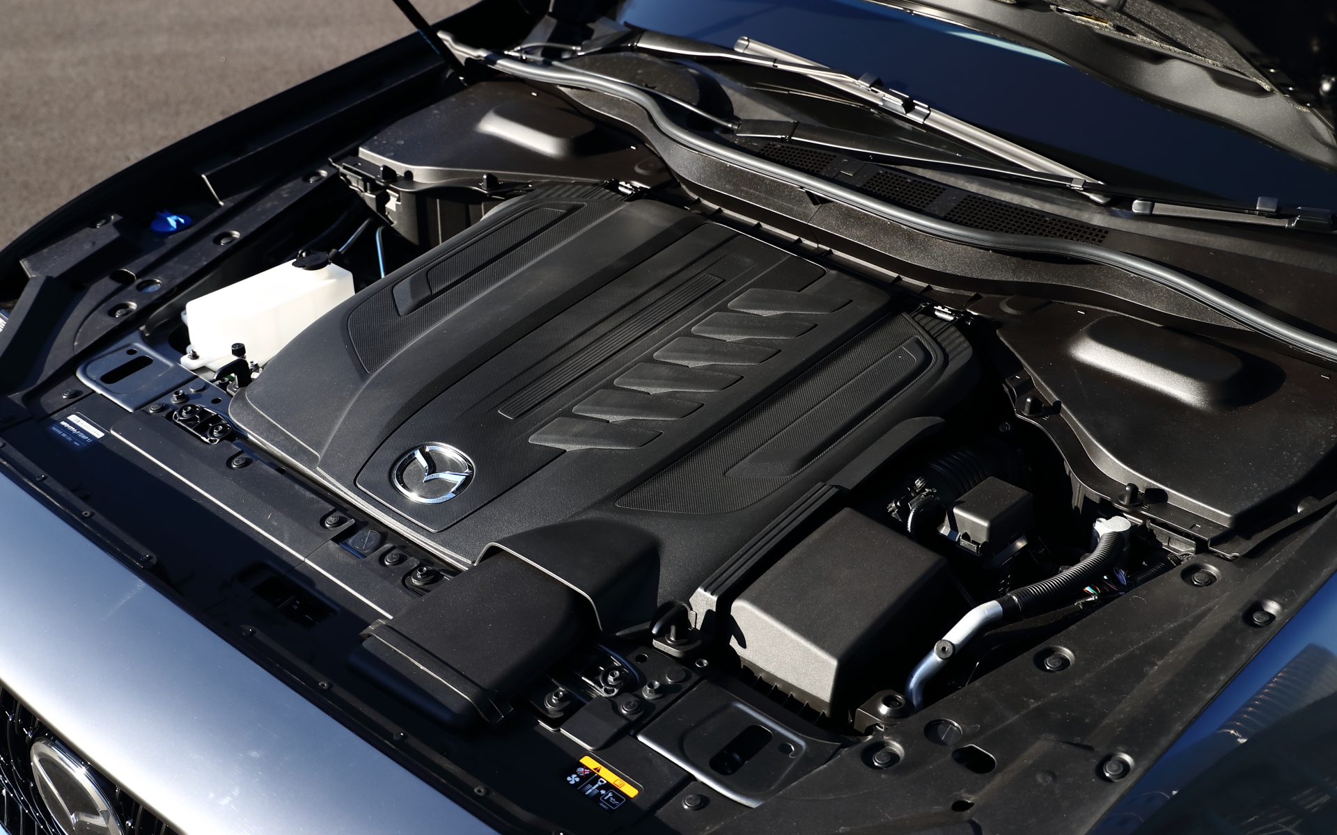 XDに搭載される直列6気筒3.3リッターディーゼルターボエンジン「SKYACTIV-D 3.3」は、最高出力170kW（231PS）/4000-4200rpm、最大トルク500Nm/1500-3000rpmとXD-HYBRIDのエンジンとは若干出力特性が異なる。試乗したExclusive Mode（4WD）の燃費はWLTCモードで18.3km/L