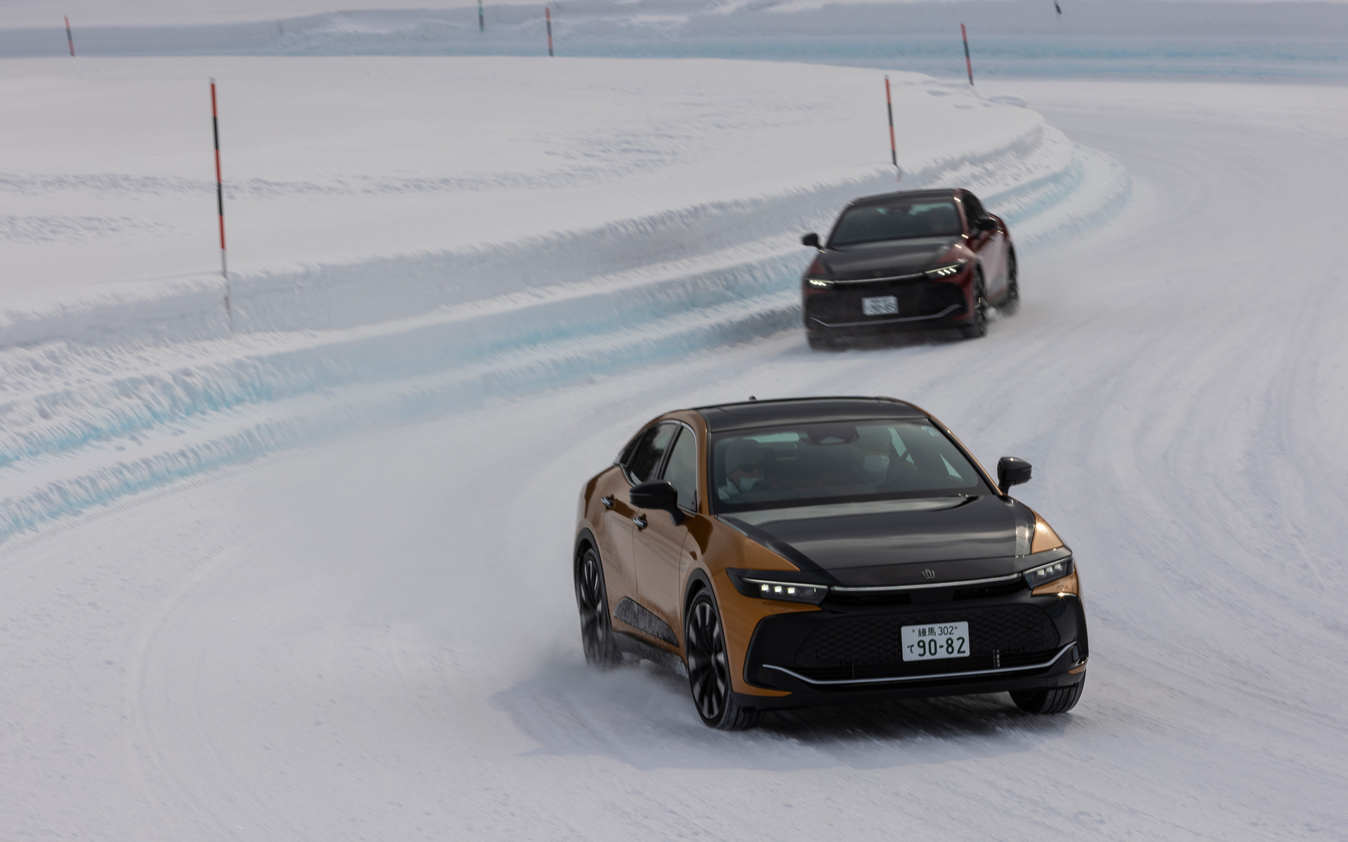 圧雪のショートサーキットコースを走る新型クラウン クロスオーバー