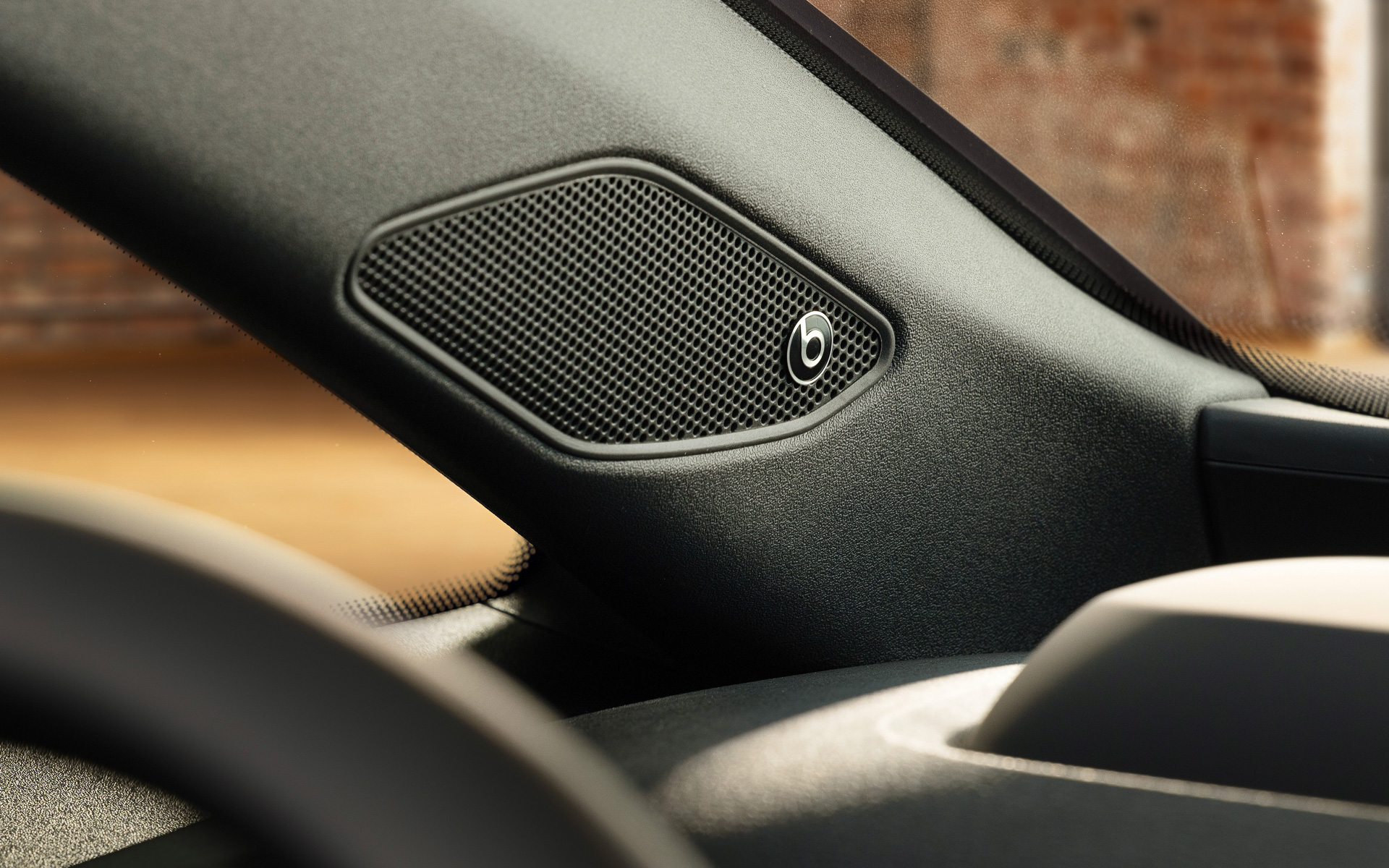 内装はリサイクル素材を含むマイクロファイバー素材「Artvelours Eco」を使用