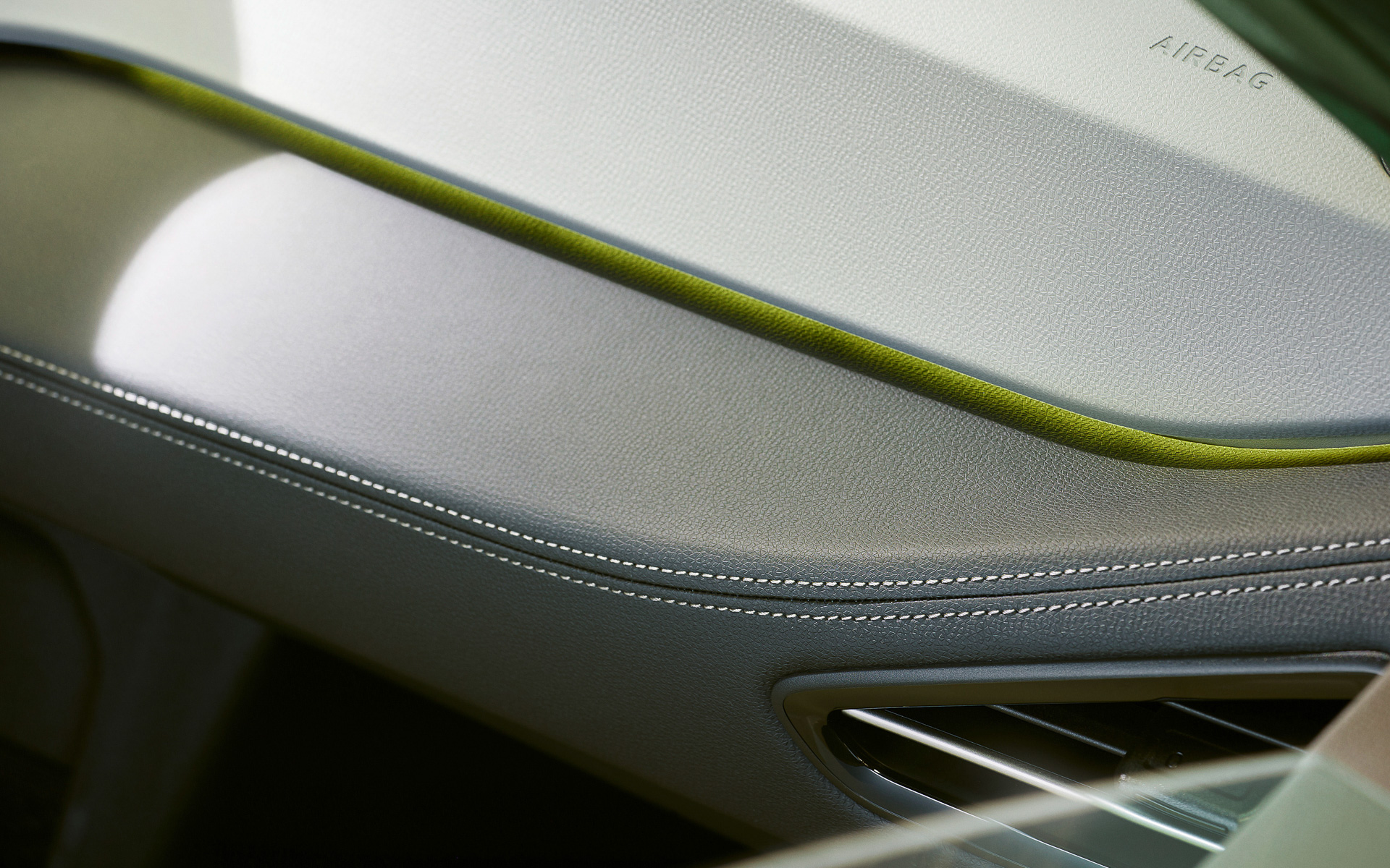 内装はリサイクル素材を含むマイクロファイバー素材「Artvelours Eco」を使用