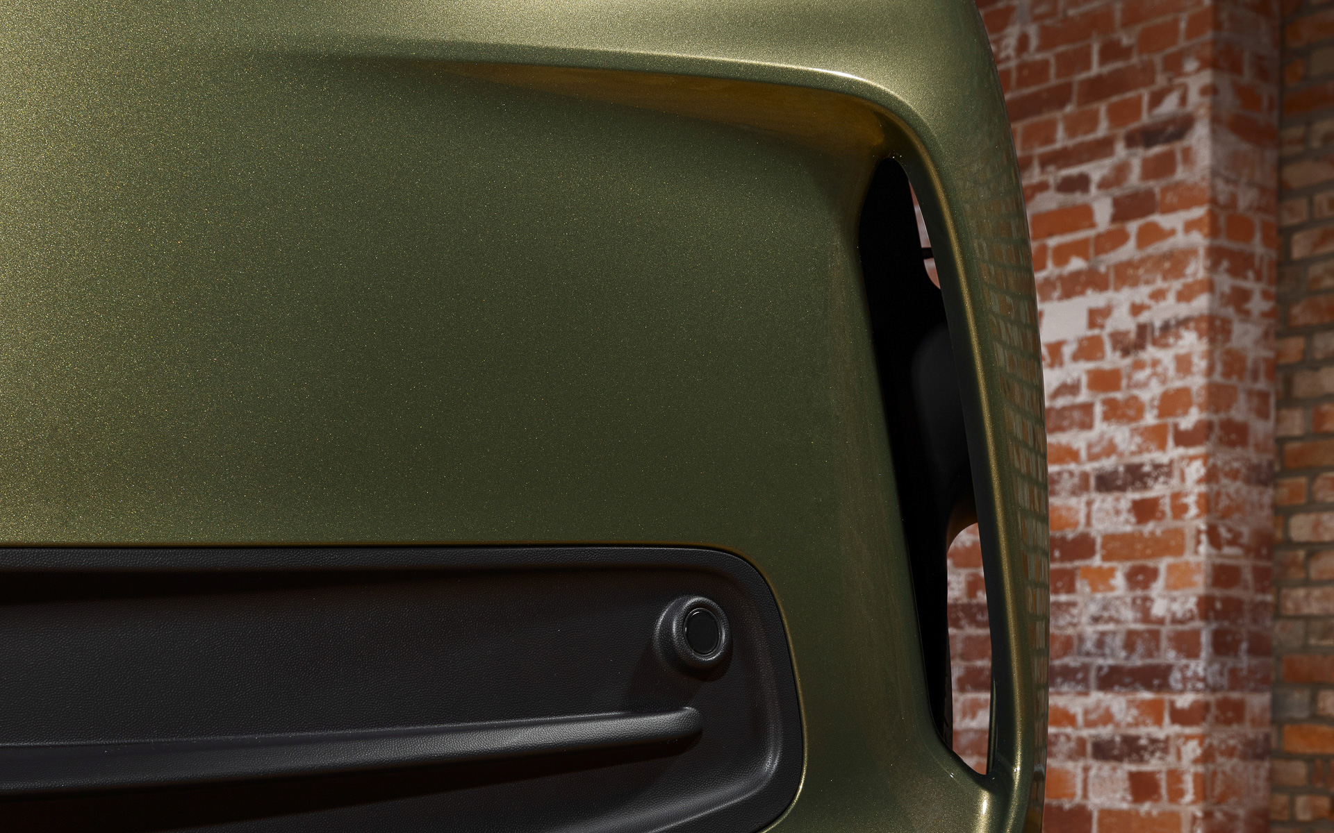 フロントバンパー左右にフロントホイールまわりの空気の流れを改善するエアカーテンを採用