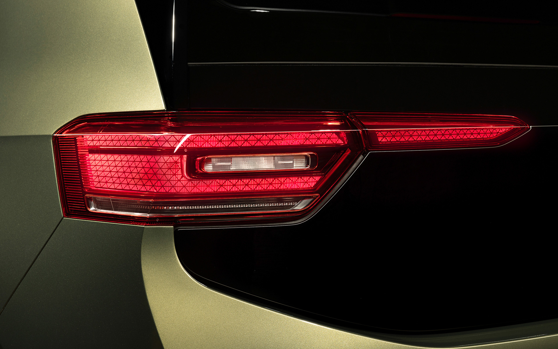 2分割式のテールランプを採用