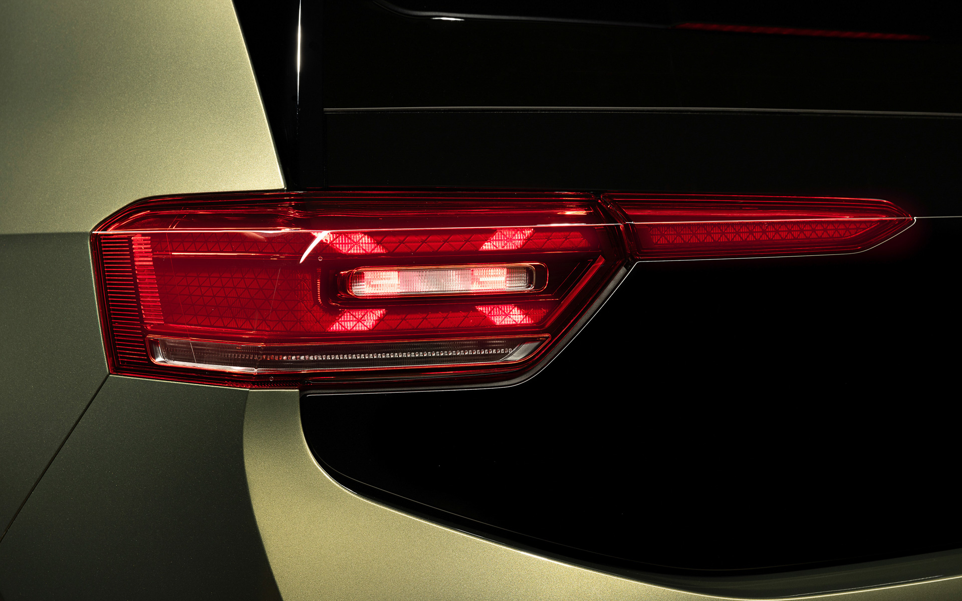 2分割式のテールランプを採用