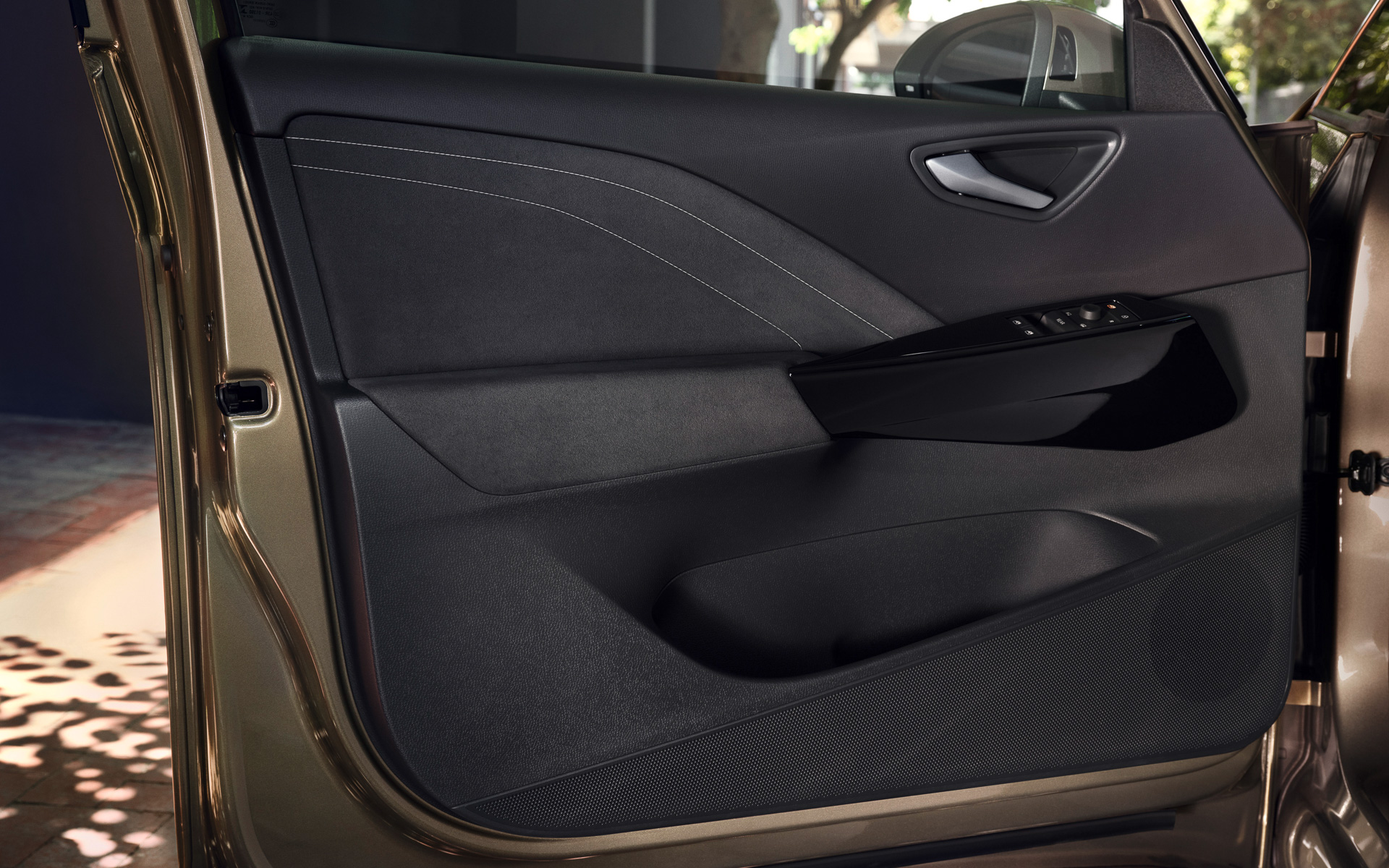 内装はリサイクル素材を含むマイクロファイバー素材「Artvelours Eco」を使用