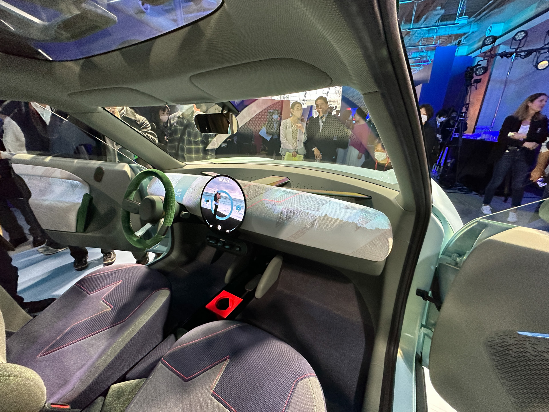 日本初公開されたMINIのEVコンセプトカー「コンセプト エースマン」