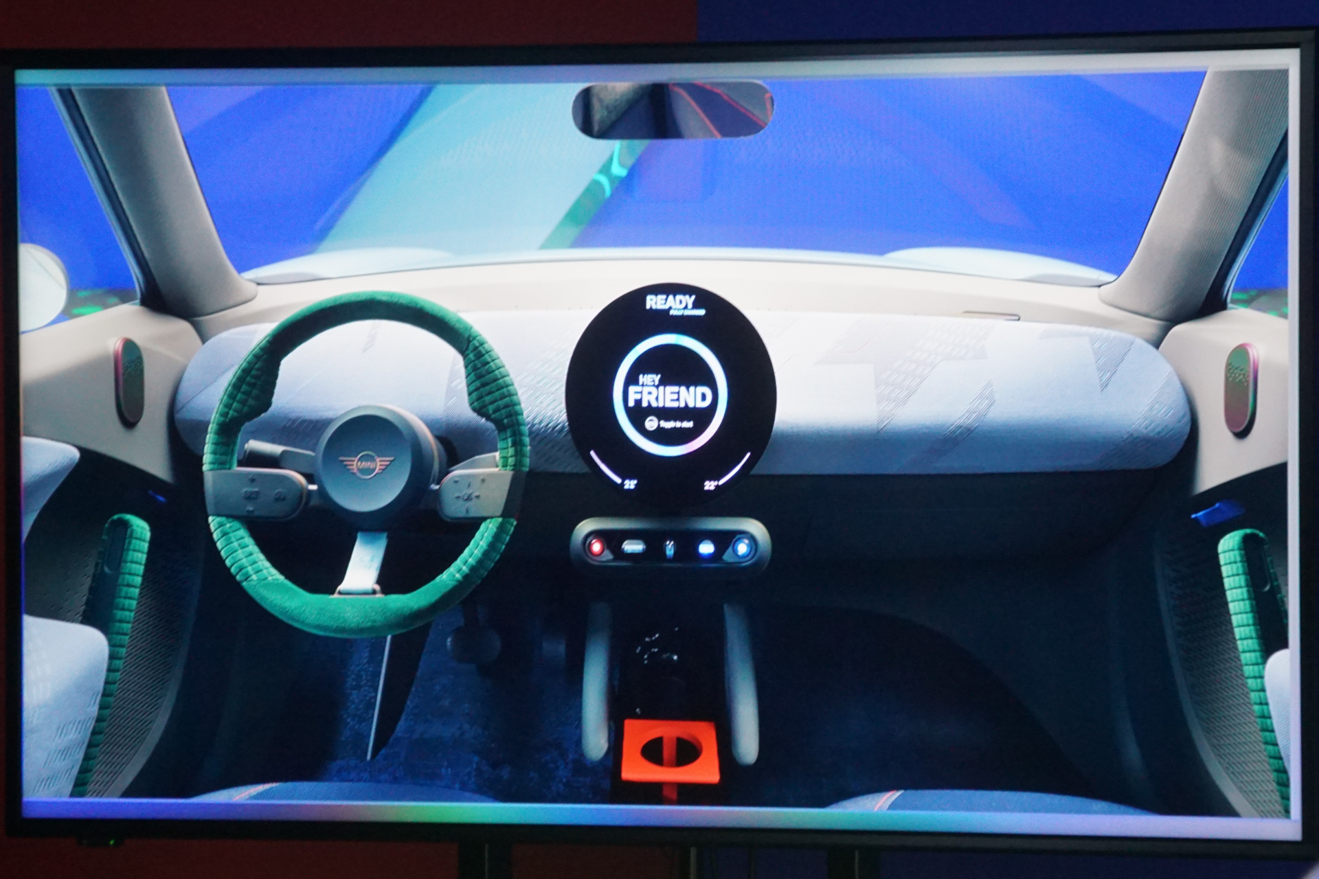 コンセプト エースマンは、オリジナルMINIのインテリアを再解釈したインテリアデザインを採用。カスタマイズされた顧客体験や、よりよいものを少なく最小スペースで提供していくことなどが語られた