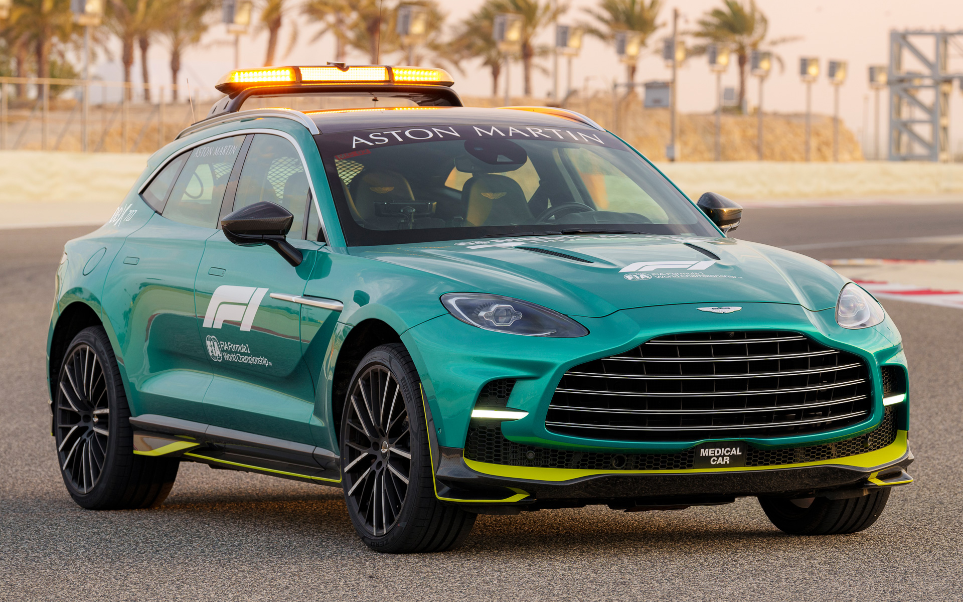 FIAオフィシャルメディカルカーのDBX707