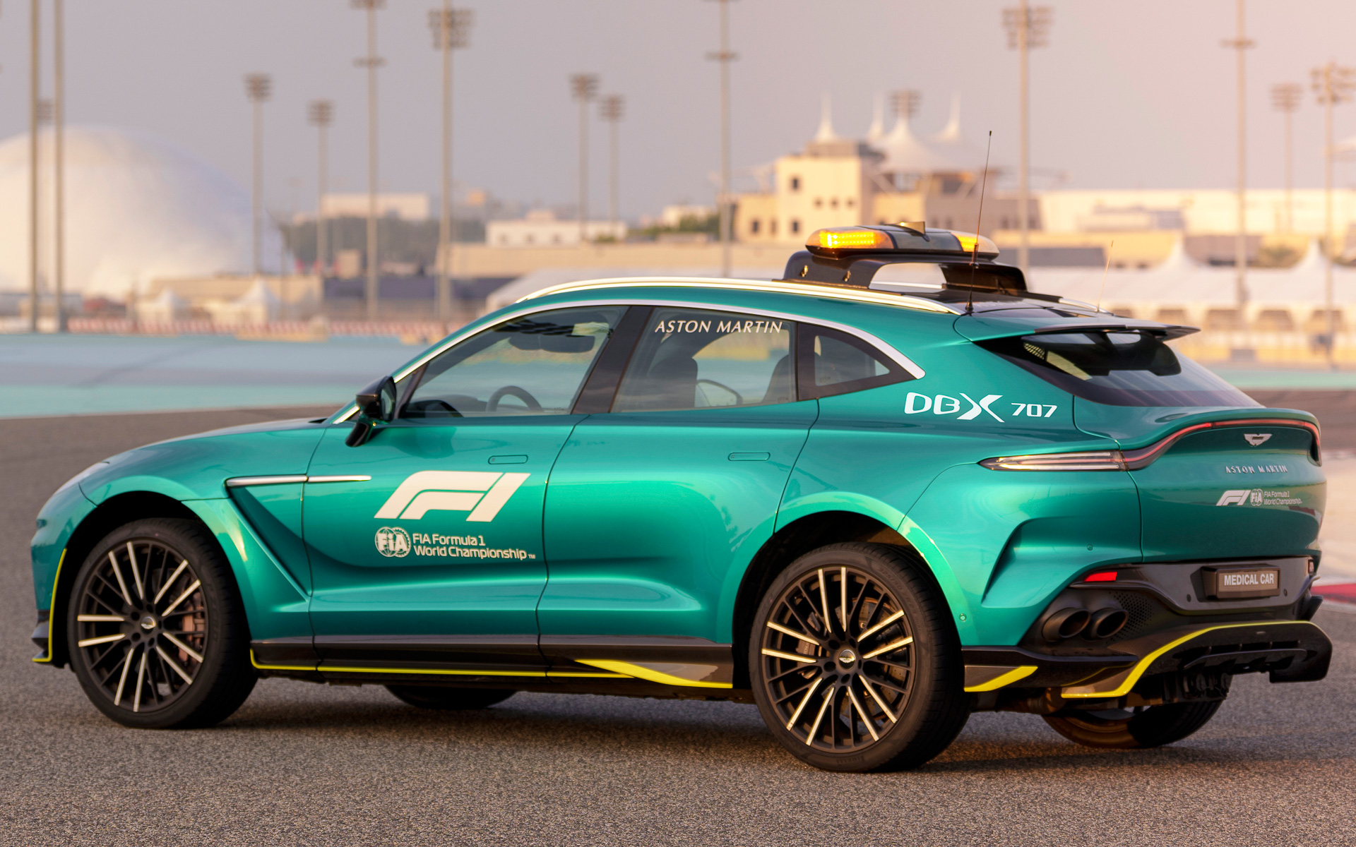 FIAオフィシャルメディカルカーのDBX707