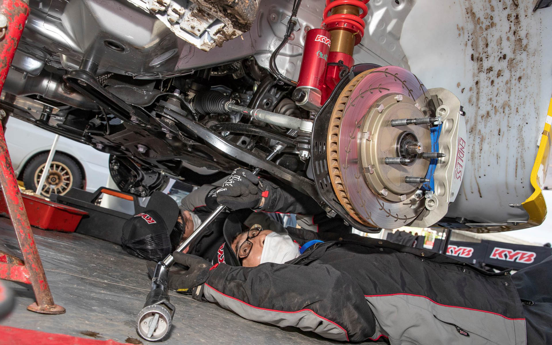 サービスでのサービスチームの下まわり作業