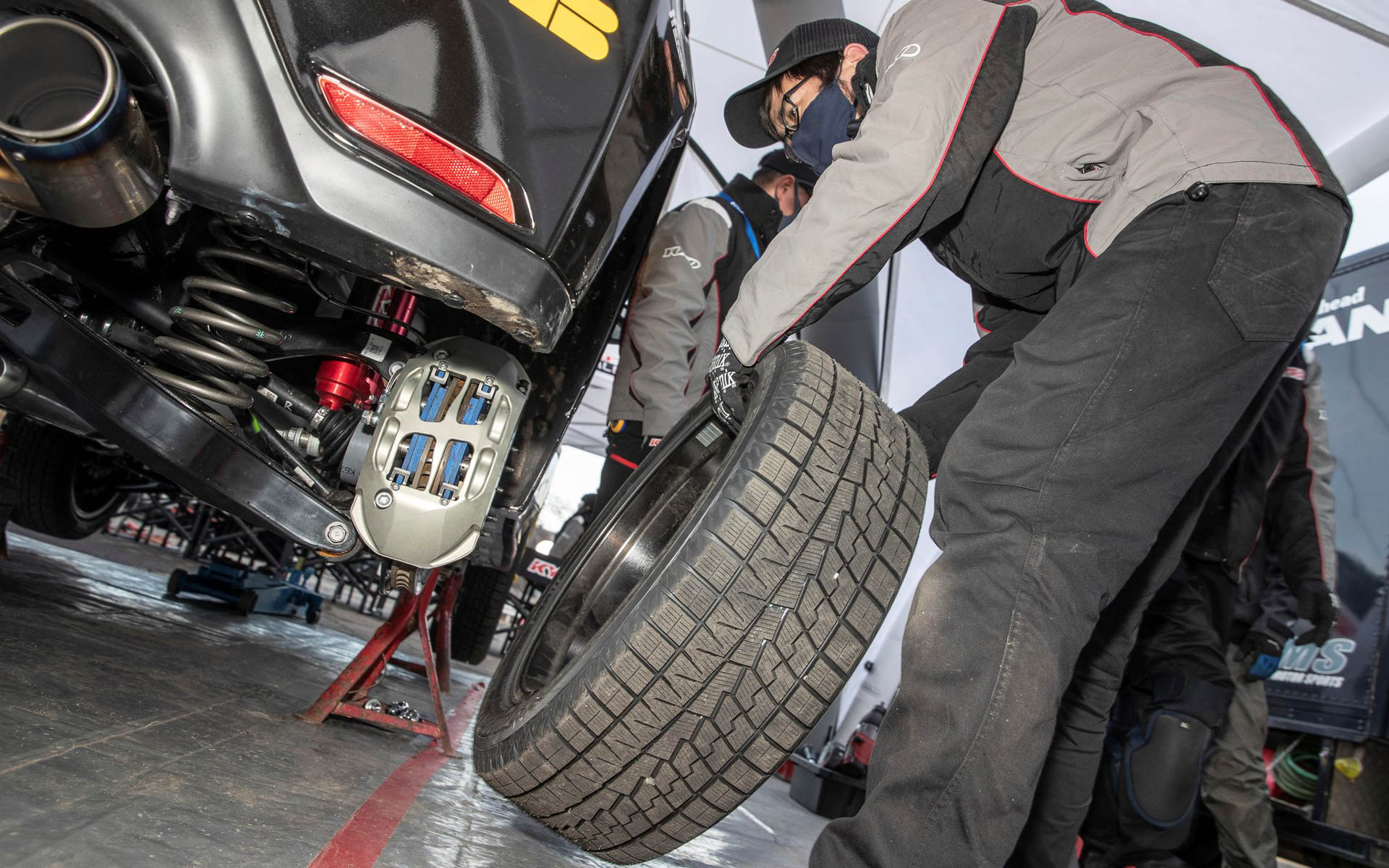 スタッドレス必須のスノーラリーで、アイスガードを履いて健闘したKYB GRヤリス