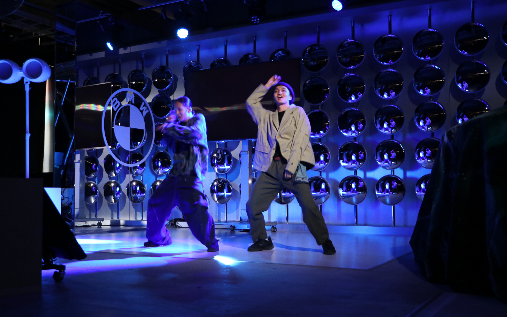 ファッションやアートとのコラボレーションも行なう施設なので、オープニングでは2人のダンサーによるパフォーマスが披露された