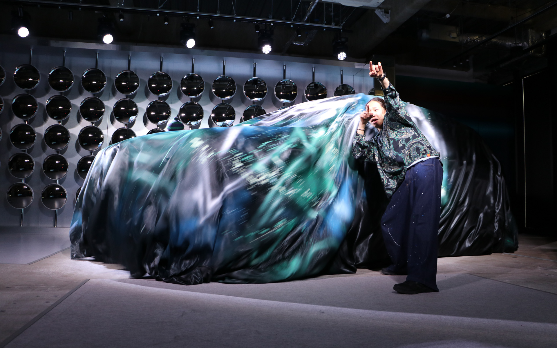 ダンスの終了と同時に新型「XM」がアンベールされた