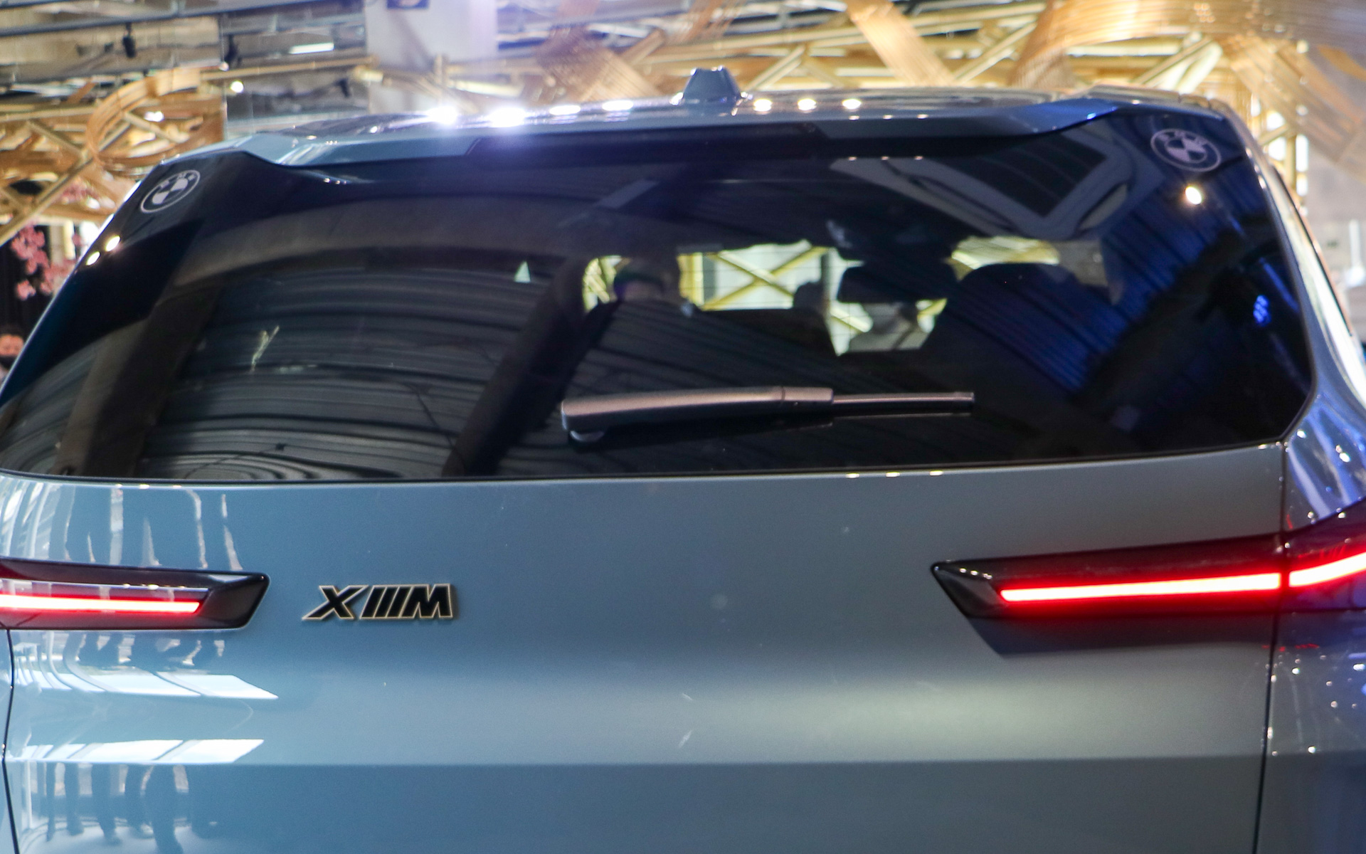 リアウインドウの左右にあるBMWロゴは「M1」のテールのオマージュ